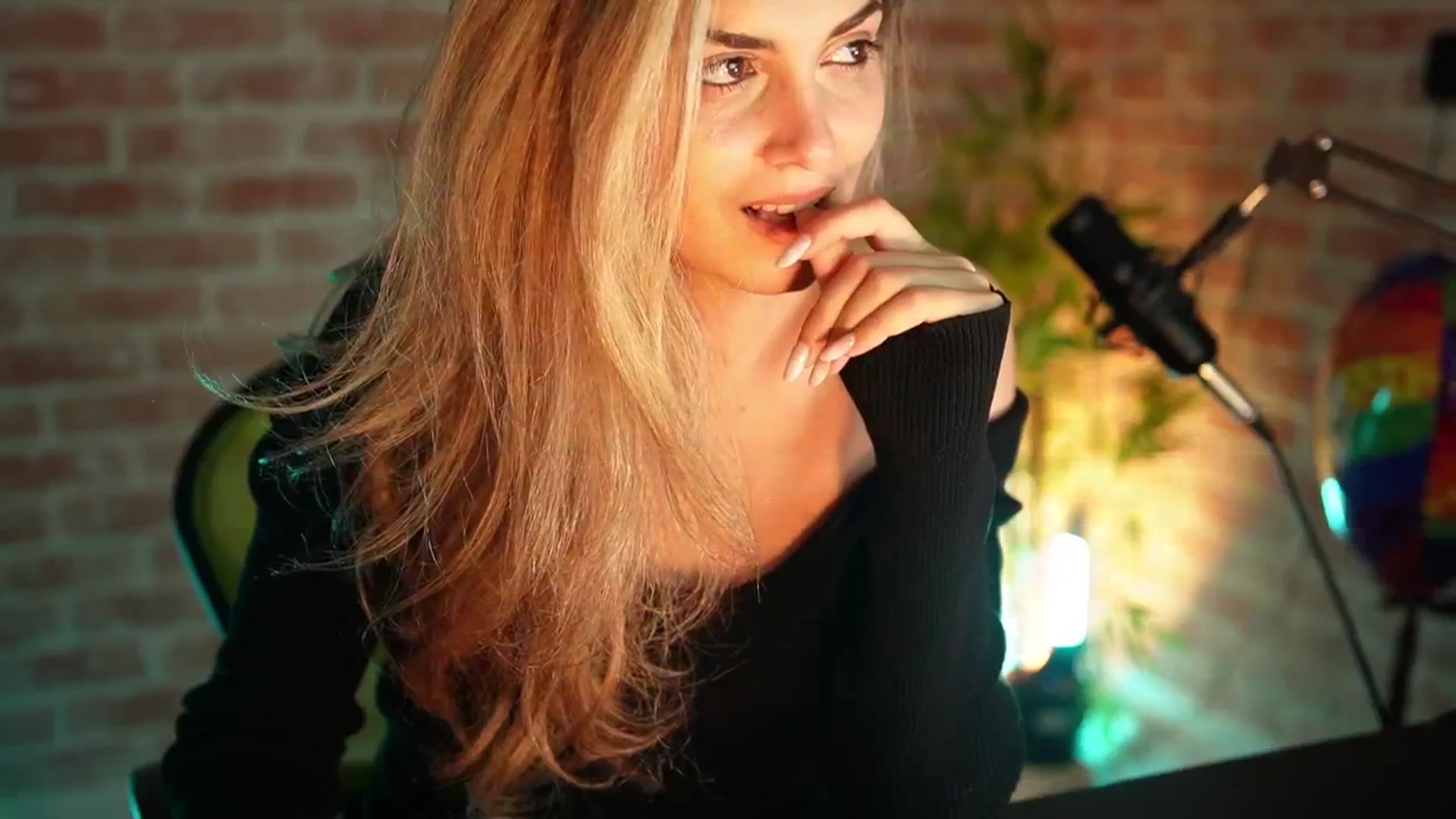 Gallery image thumbnail from Allie_Synn's myfreecams stream on, 12/24/2024, 11:25 image 16 of 20