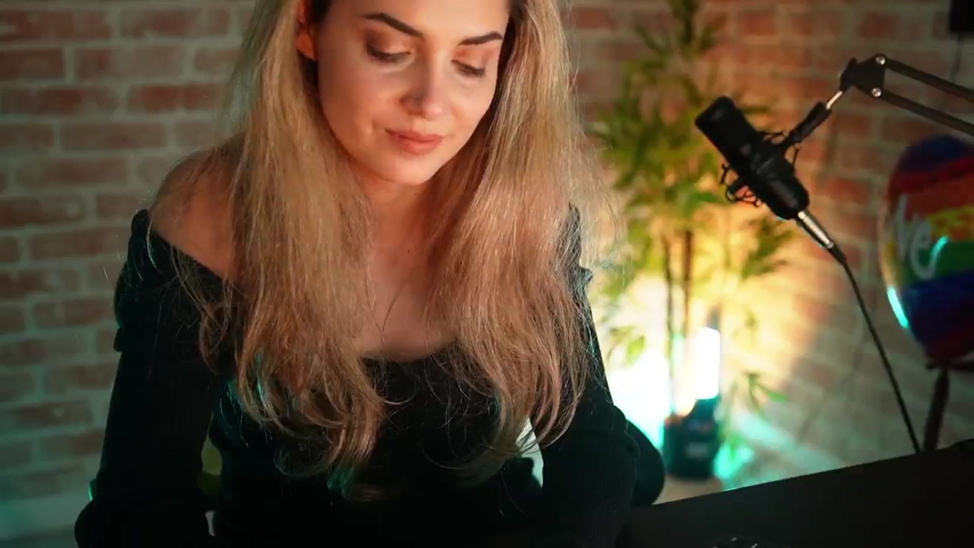 Gallery image thumbnail from Allie_Synn's myfreecams stream on, 12/24/2024, 11:25 image 15 of 20