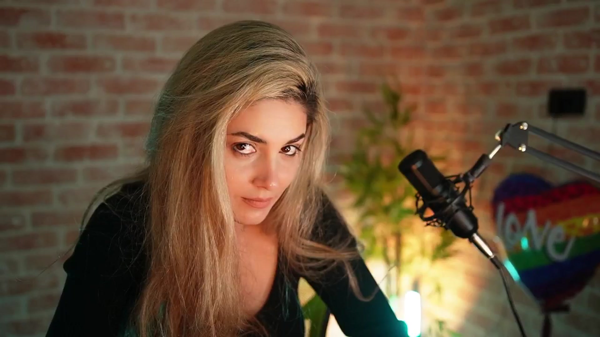 Gallery image thumbnail from Allie_Synn's myfreecams stream on, 12/24/2024, 11:25 image 4 of 20