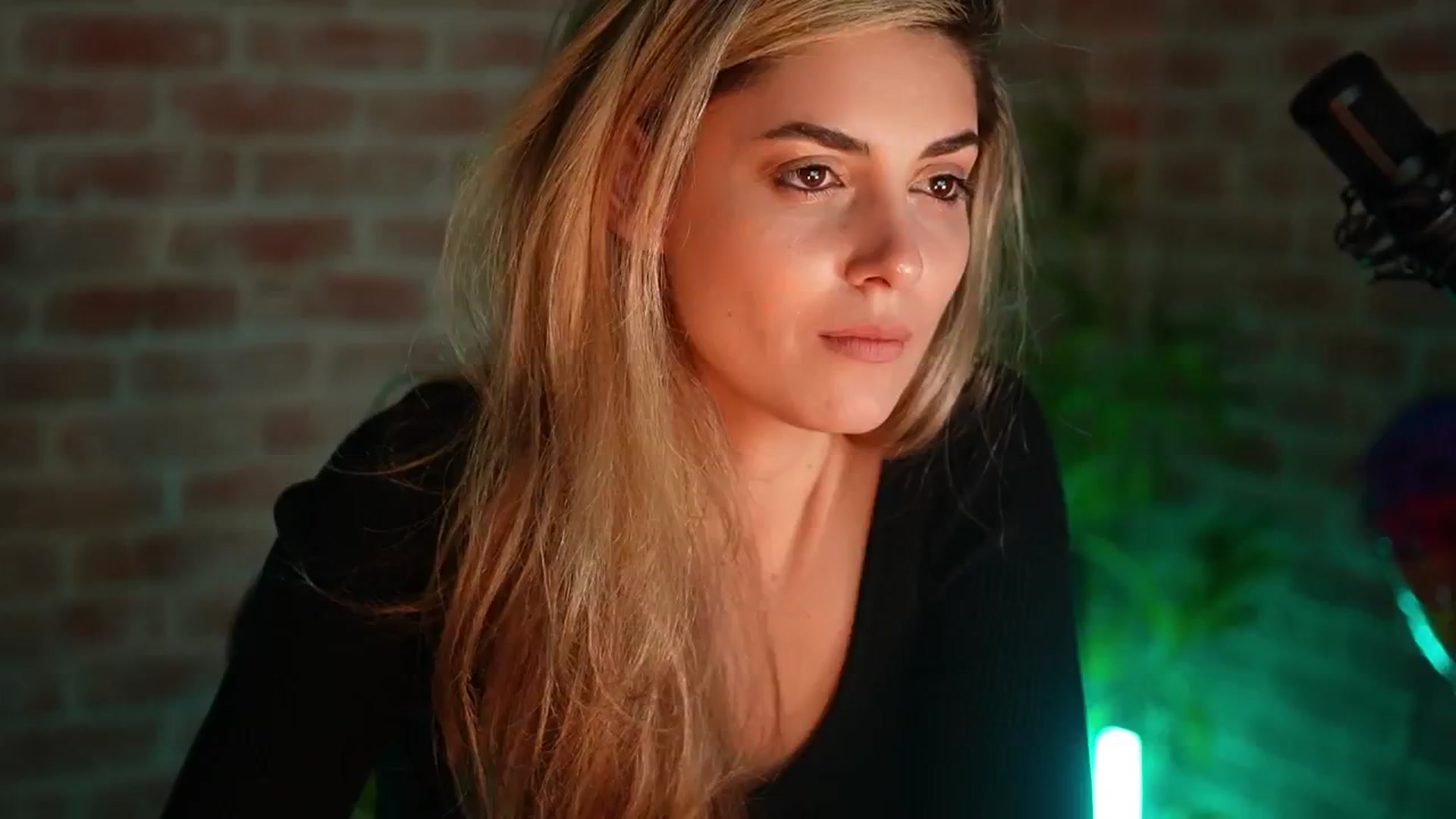 Gallery image thumbnail from Allie_Synn's myfreecams stream on, 12/24/2024, 13:22 image 15 of 20
