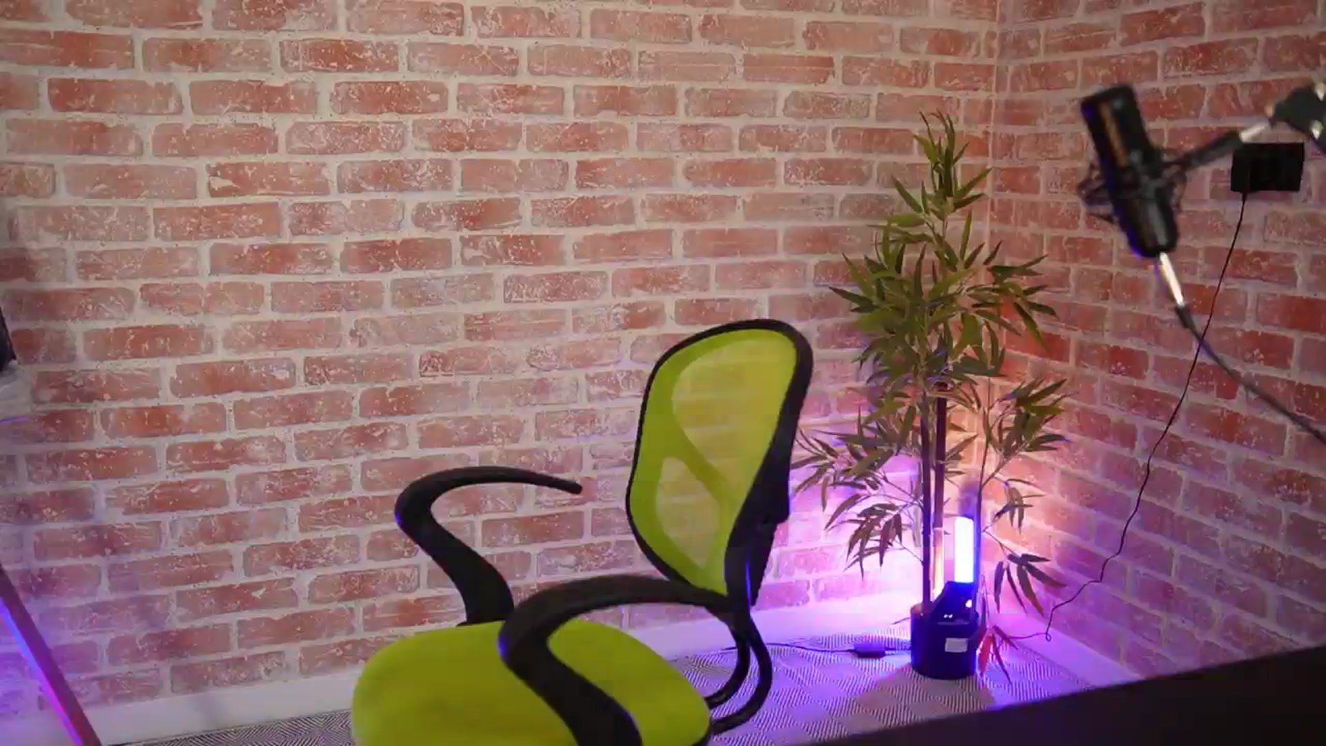 Gallery image thumbnail from Allie_Synn's myfreecams stream on, 01/03/2025, 08:30 image 14 of 20