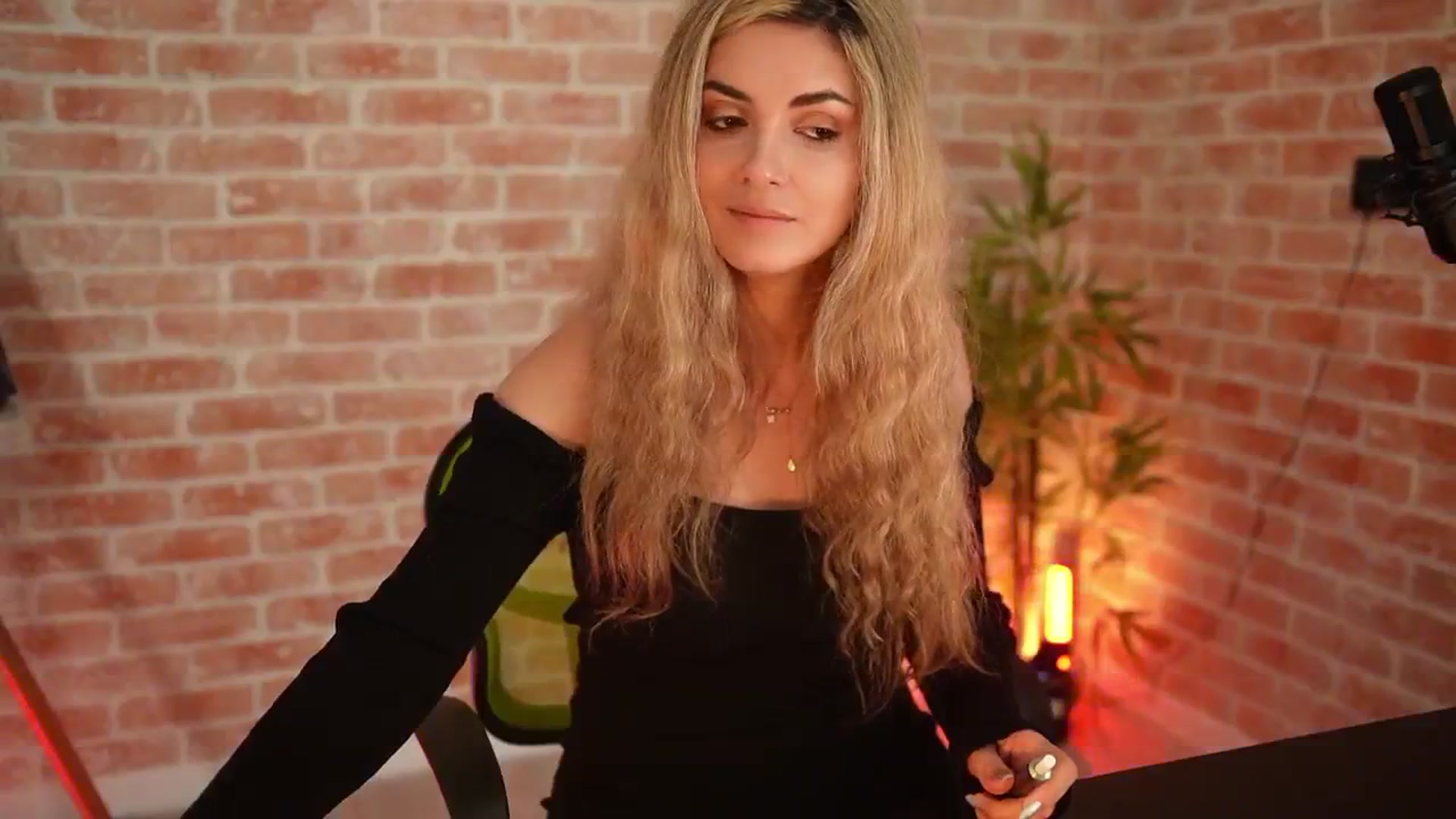 Gallery image thumbnail from Allie_Synn's myfreecams stream on, 01/03/2025, 08:30 image 15 of 20
