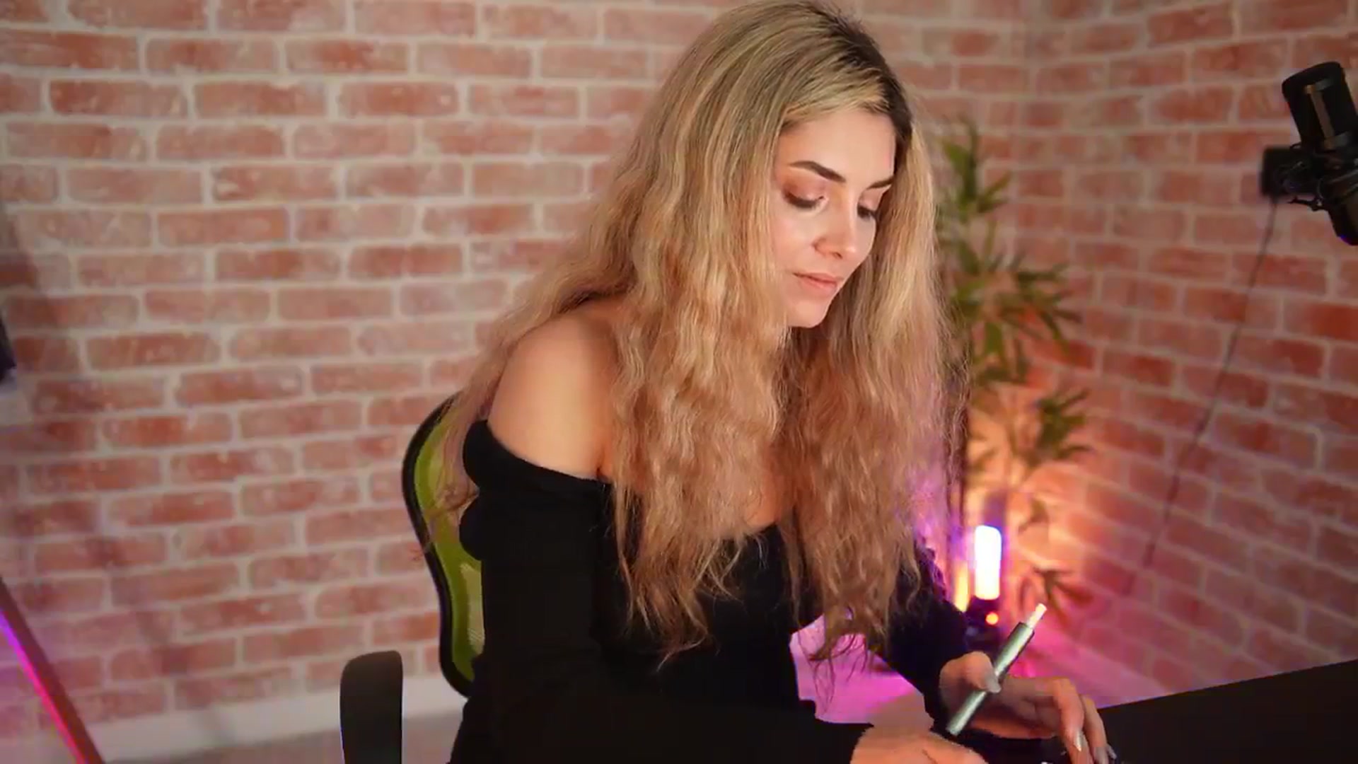 Gallery image thumbnail from Allie_Synn's myfreecams stream on, 01/03/2025, 08:30 image 17 of 20