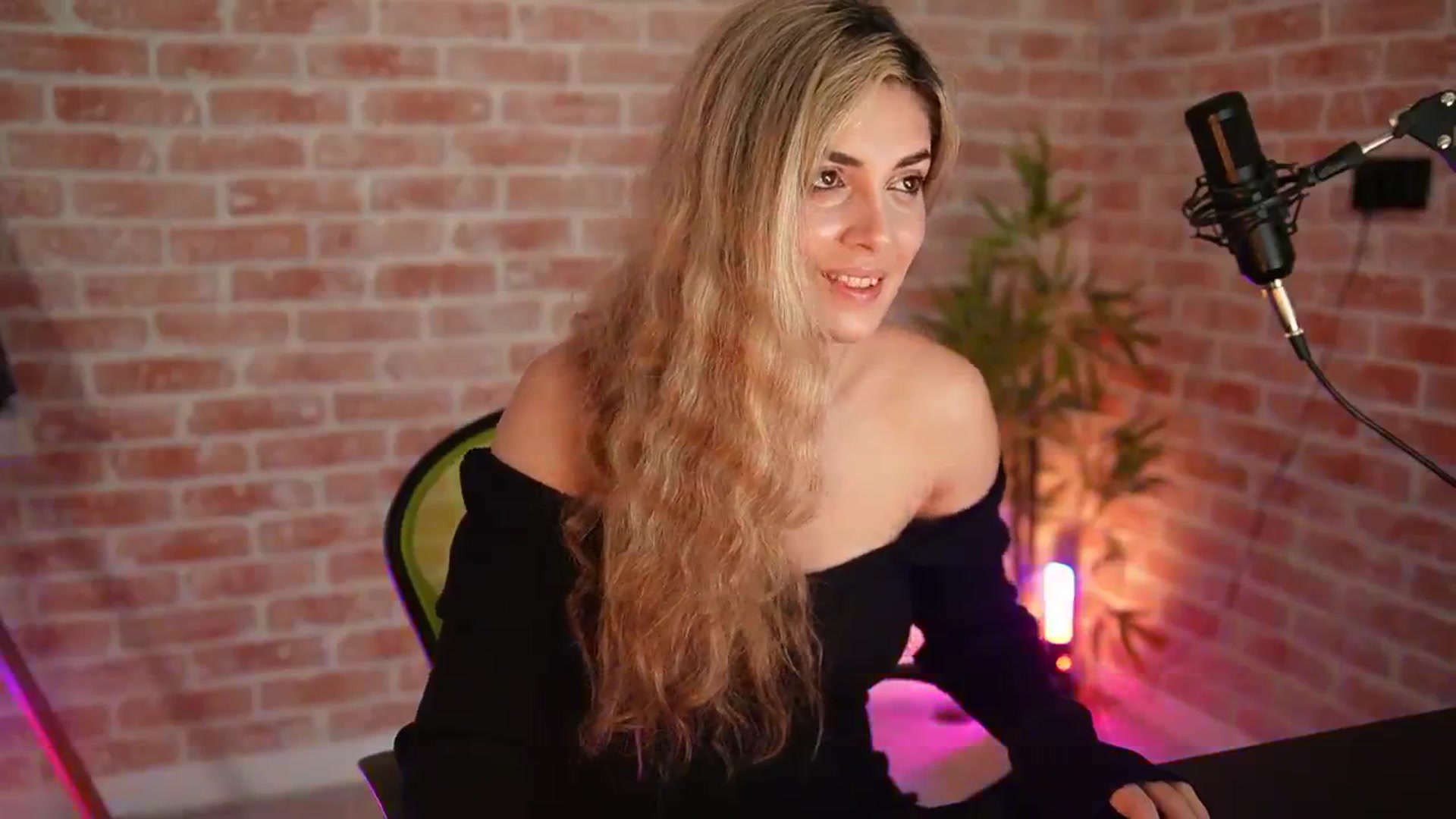 Gallery image thumbnail from Allie_Synn's myfreecams stream on, 01/03/2025, 08:30 image 9 of 20