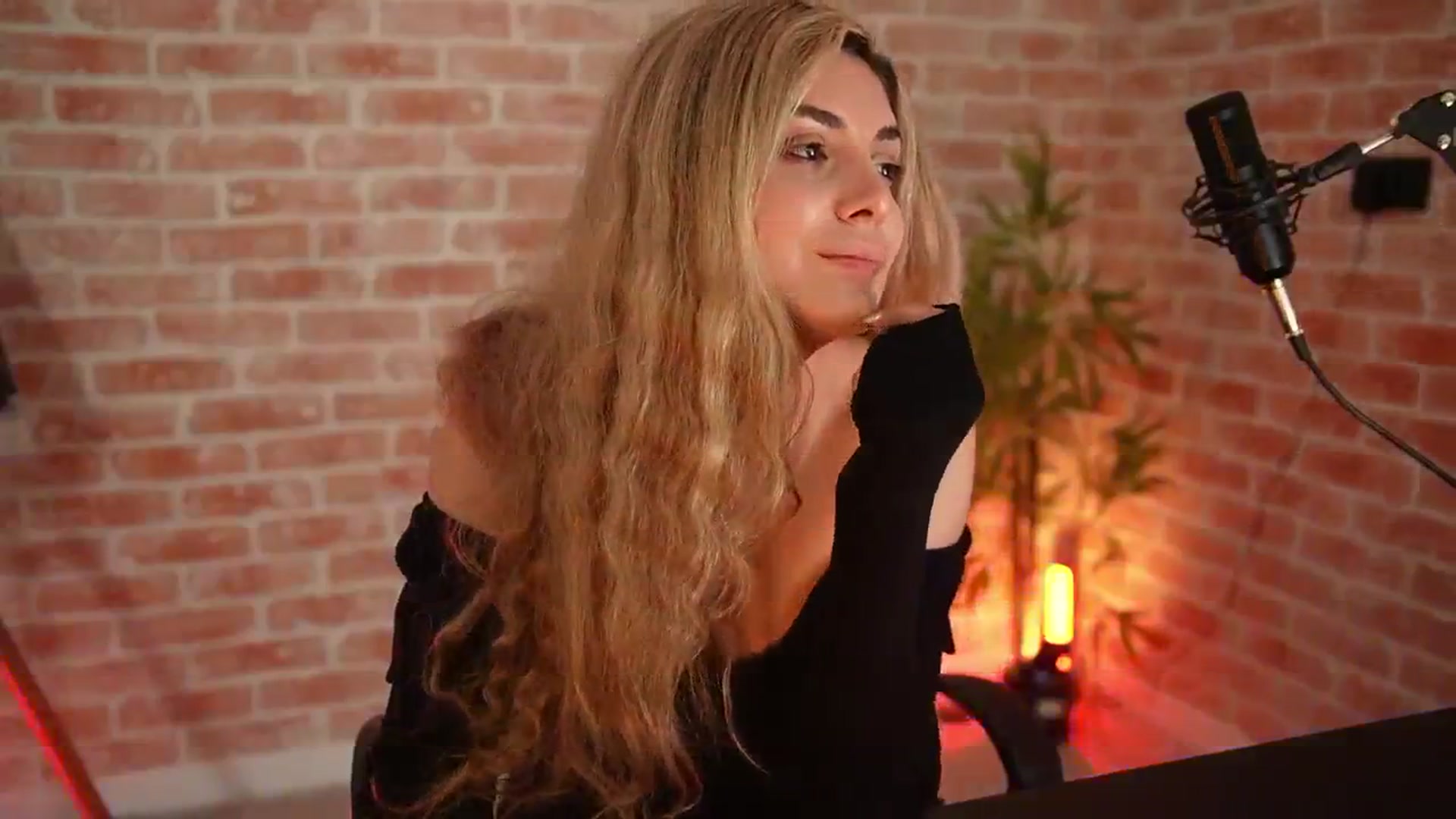 Gallery image thumbnail from Allie_Synn's myfreecams stream on, 01/03/2025, 08:30 image 12 of 20