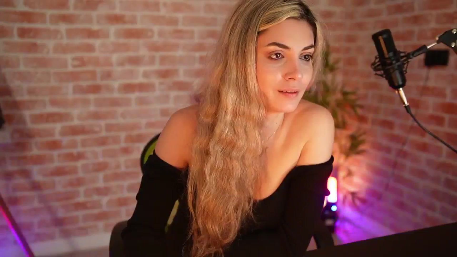 Gallery image thumbnail from Allie_Synn's myfreecams stream on, 01/03/2025, 08:30 image 10 of 20