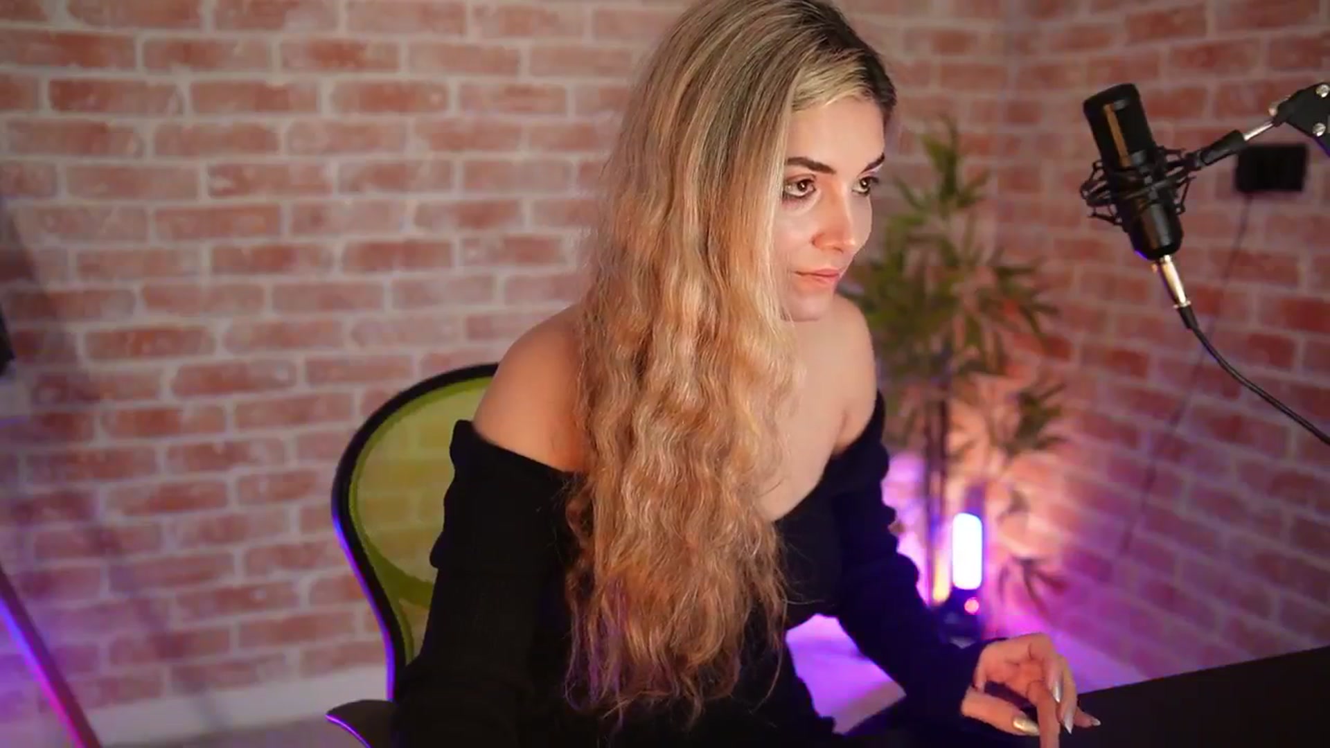Gallery image thumbnail from Allie_Synn's myfreecams stream on, 01/03/2025, 08:30 image 6 of 20