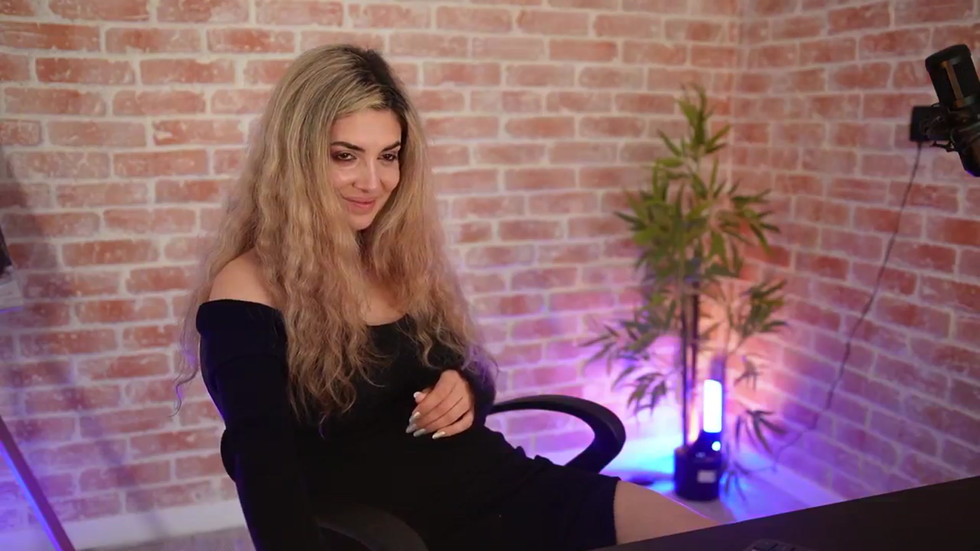 Gallery image thumbnail from Allie_Synn's myfreecams stream on, 01/03/2025, 08:30 image 19 of 20