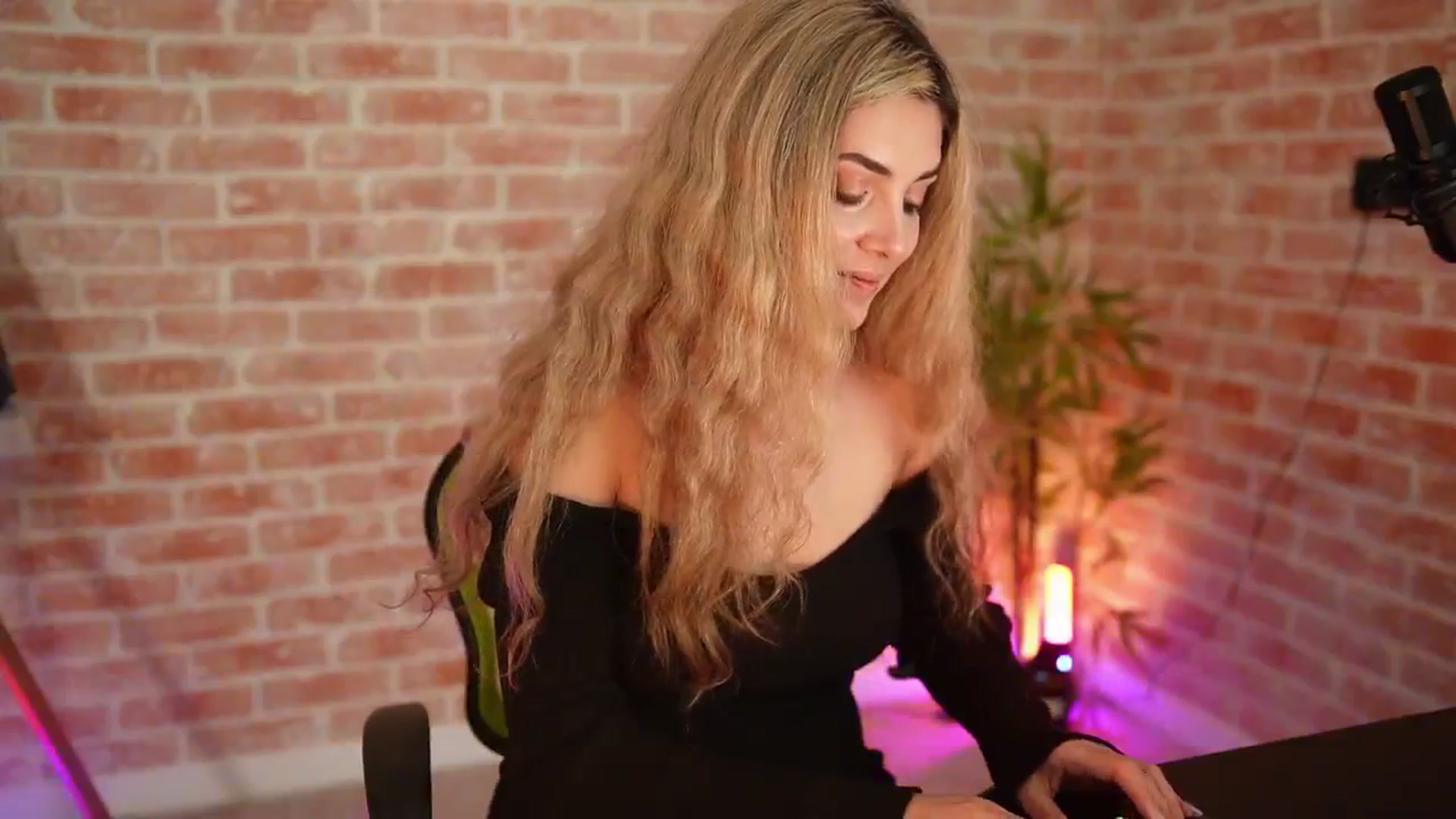 Gallery image thumbnail from Allie_Synn's myfreecams stream on, 01/03/2025, 08:30 image 18 of 20