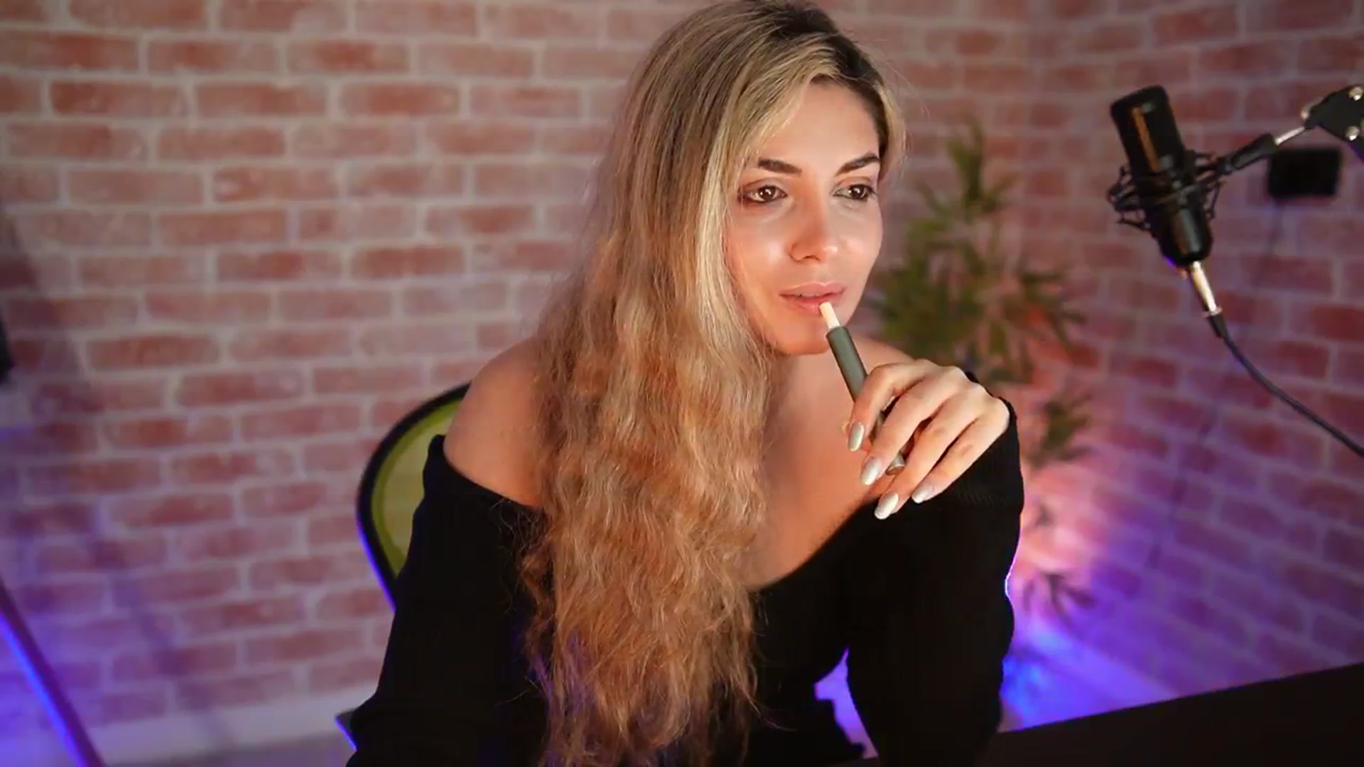 Gallery image thumbnail from Allie_Synn's myfreecams stream on, 01/03/2025, 08:30 image 8 of 20