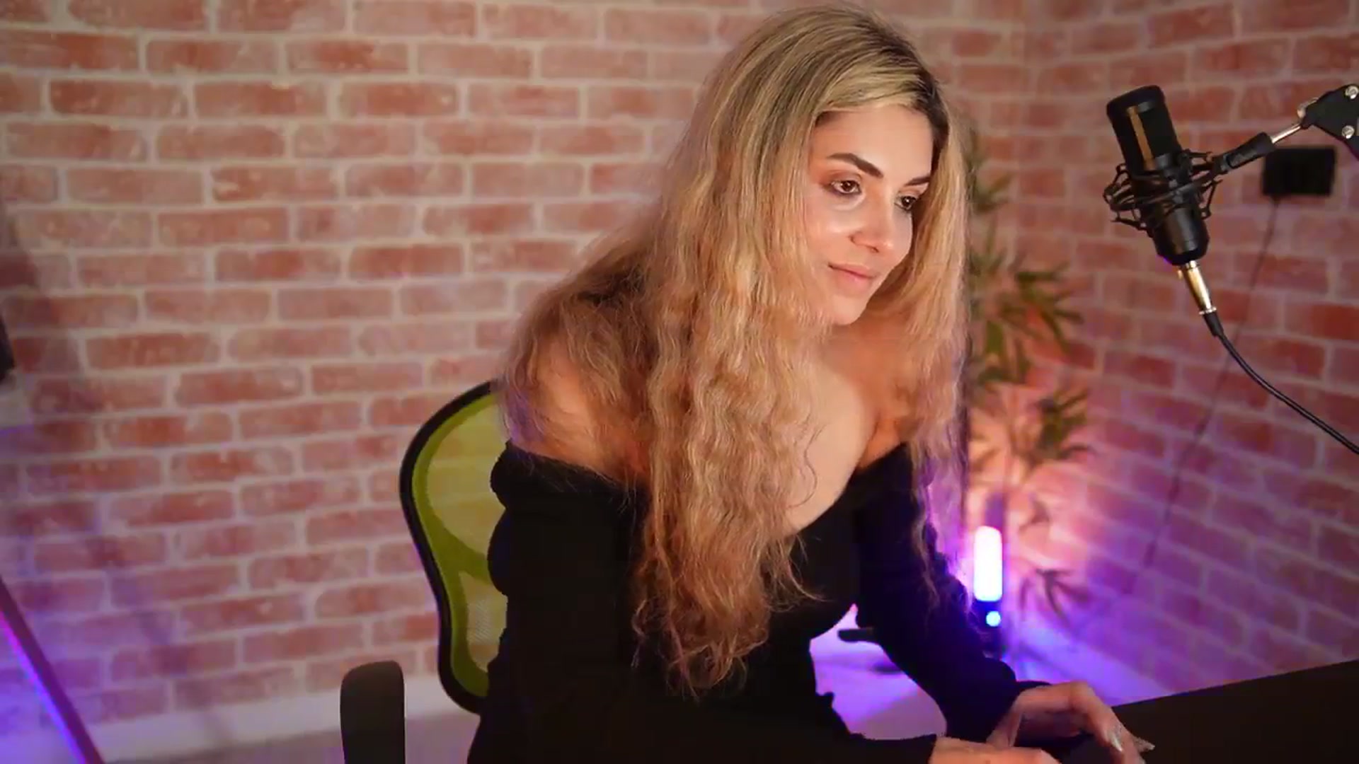 Gallery image thumbnail from Allie_Synn's myfreecams stream on, 01/03/2025, 08:30 image 13 of 20