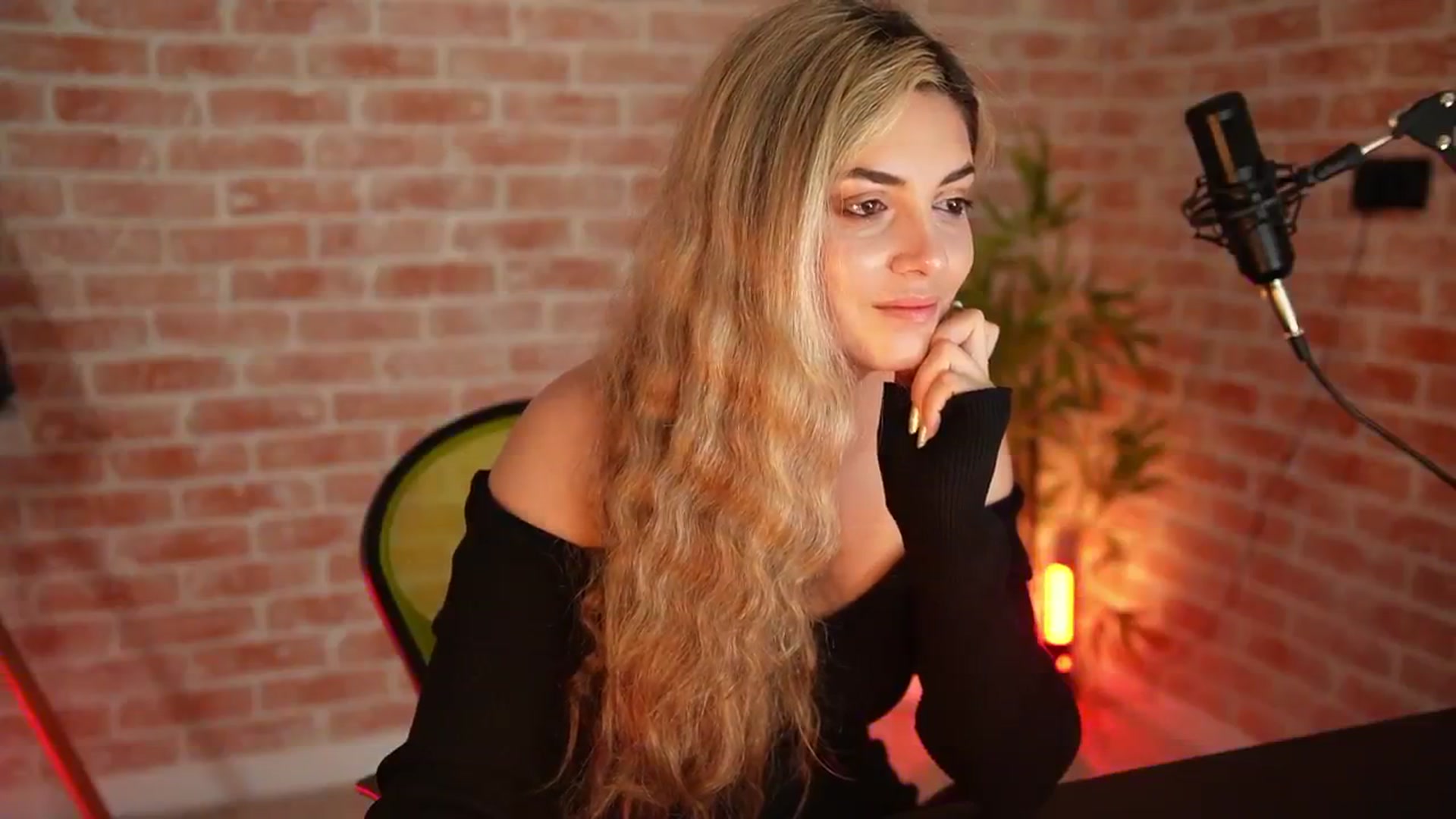 Gallery image thumbnail from Allie_Synn's myfreecams stream on, 01/03/2025, 08:30 image 7 of 20