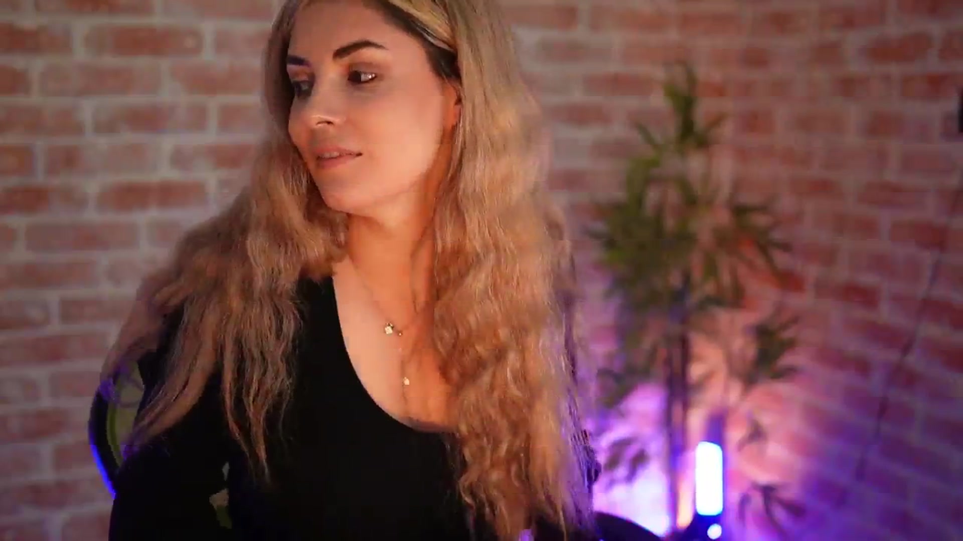 Gallery image thumbnail from Allie_Synn's myfreecams stream on, 01/03/2025, 09:41 image 17 of 20