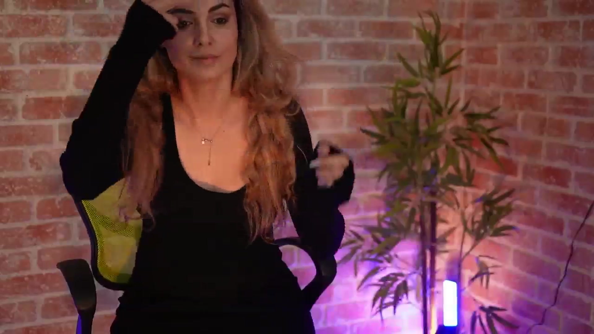 Gallery image thumbnail from Allie_Synn's myfreecams stream on, 01/03/2025, 09:41 image 3 of 20