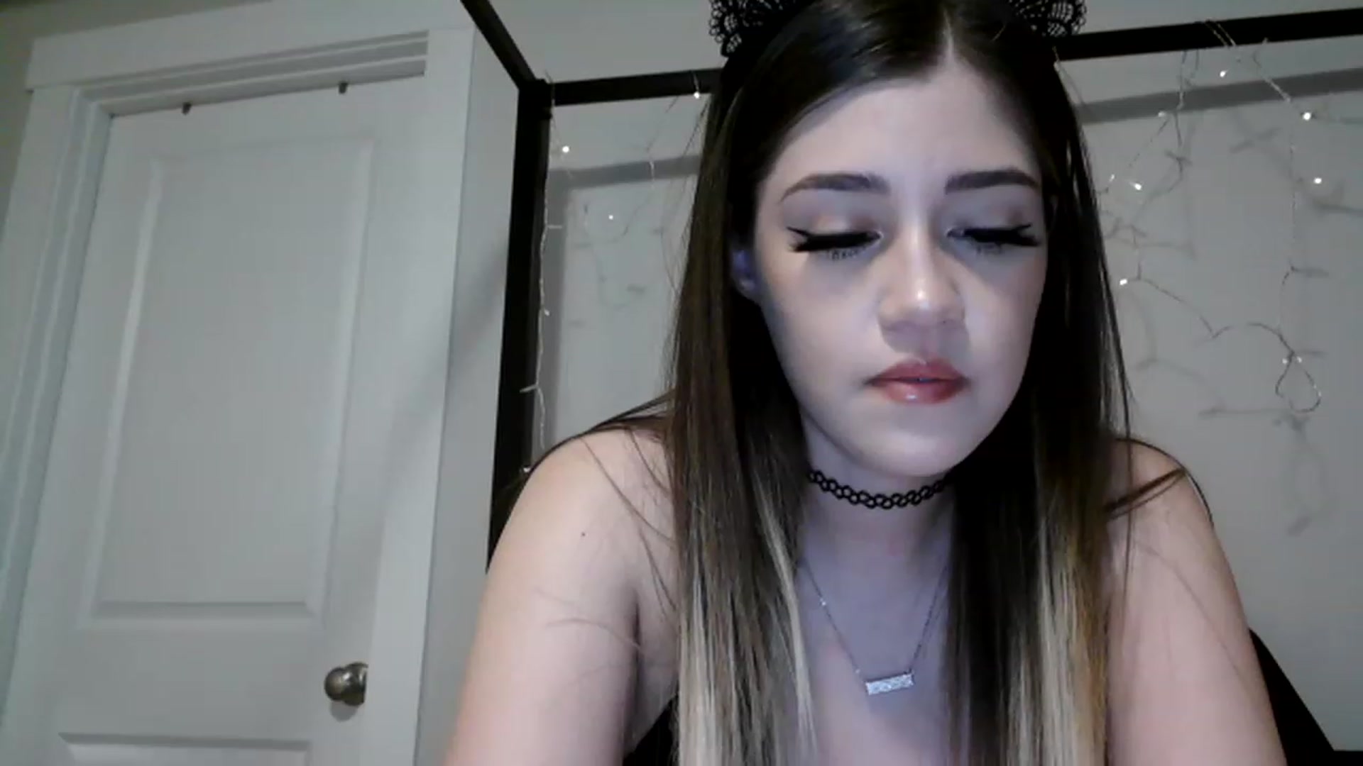 Gallery image thumbnail from Alliecat001's myfreecams stream on, 03/26/2023, 09:10 image 18 of 20