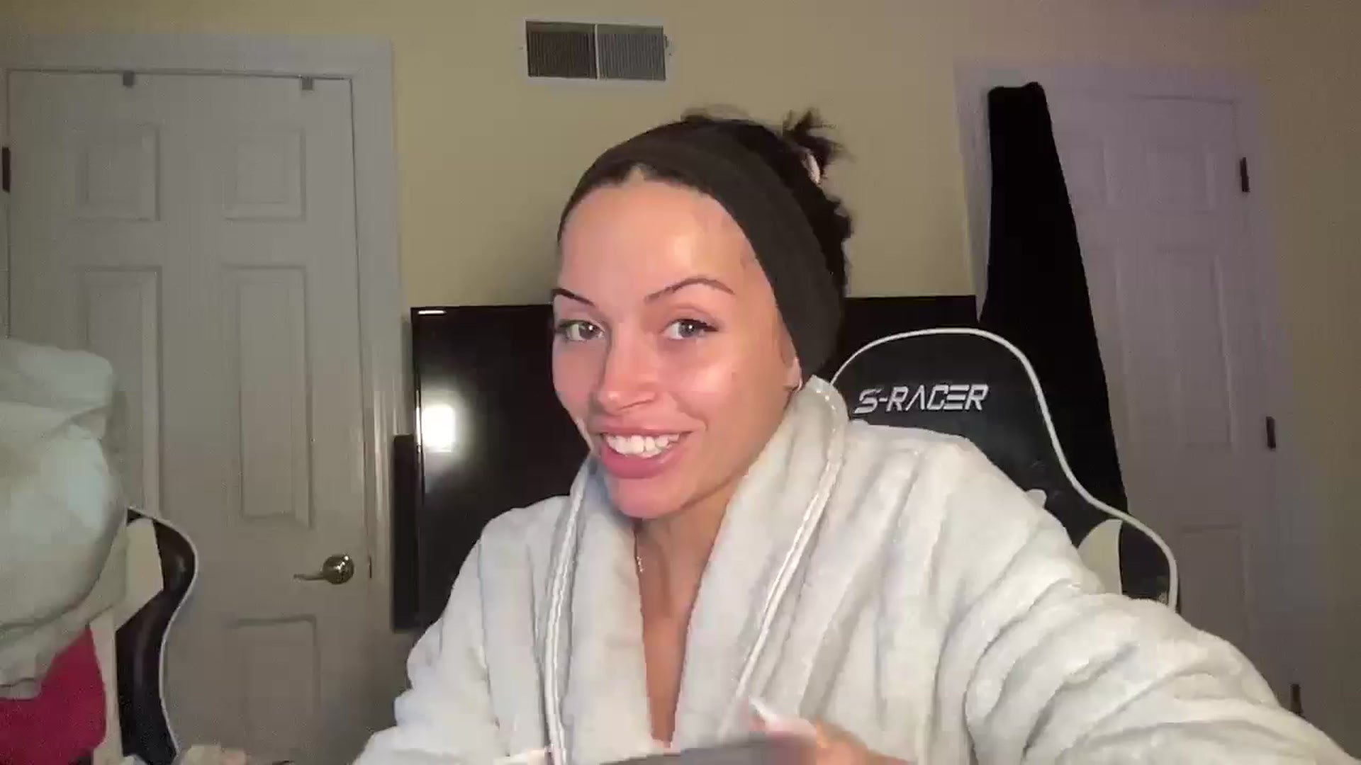 Gallery image thumbnail from Alliefrost's myfreecams stream on, 11/06/2025, 22:22 image 7 of 20