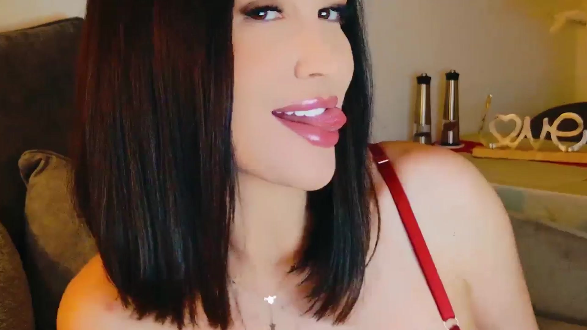 Gallery image thumbnail from AllisonDesire's myfreecams stream on, 07/07/2024, 18:22 image 12 of 20