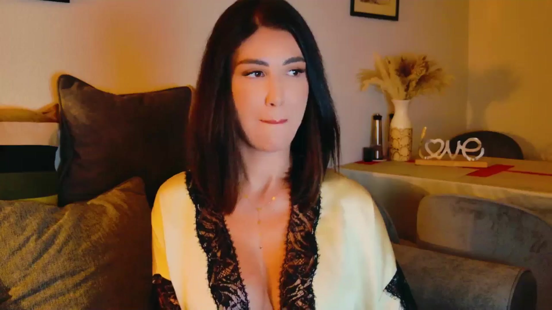 Gallery image thumbnail from AllisonDesire's myfreecams stream on, 08/04/2024, 20:08 image 9 of 20