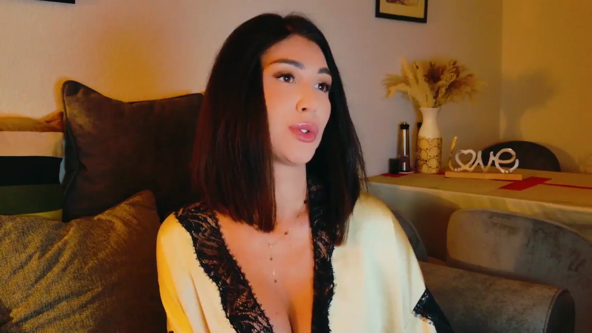 Gallery image thumbnail from AllisonDesire's myfreecams stream on, 08/04/2024, 20:08 image 3 of 20