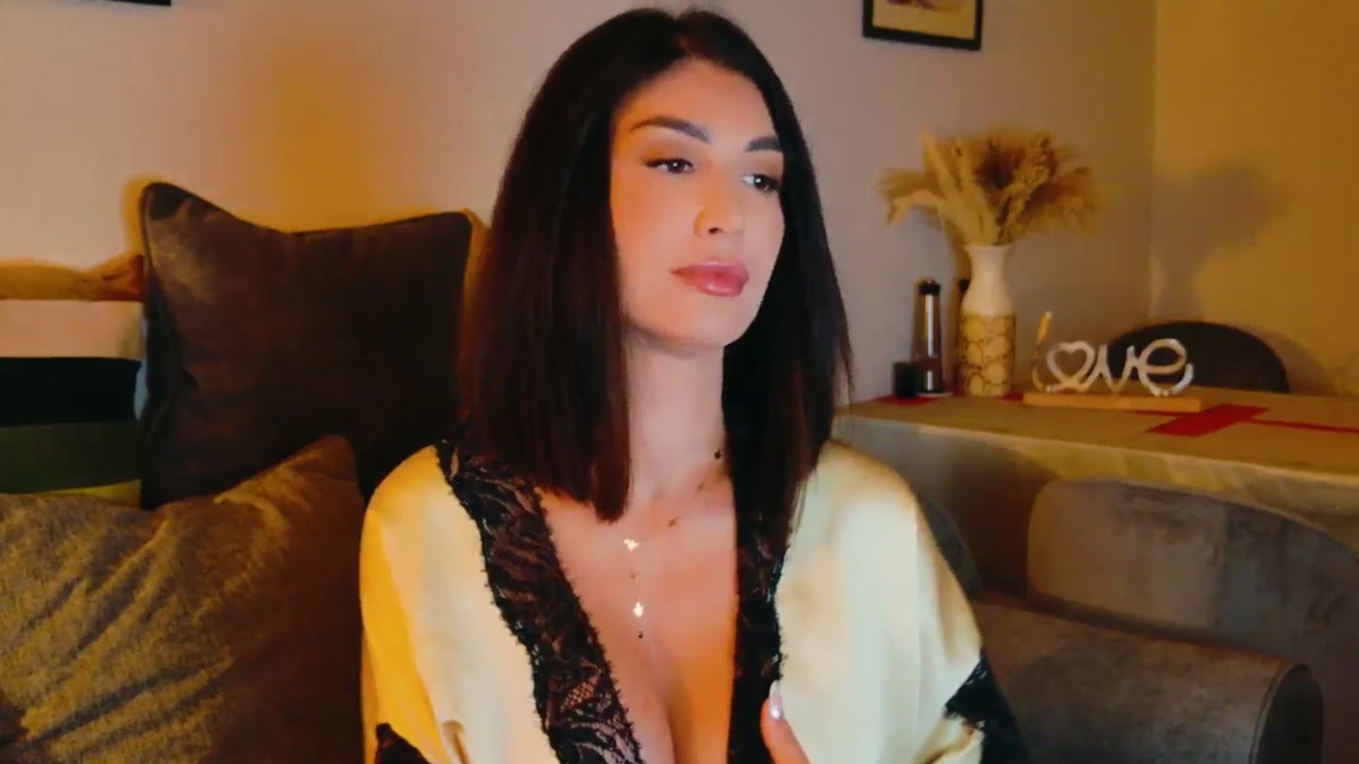 Gallery image thumbnail from AllisonDesire's myfreecams stream on, 08/04/2024, 20:08 image 2 of 20