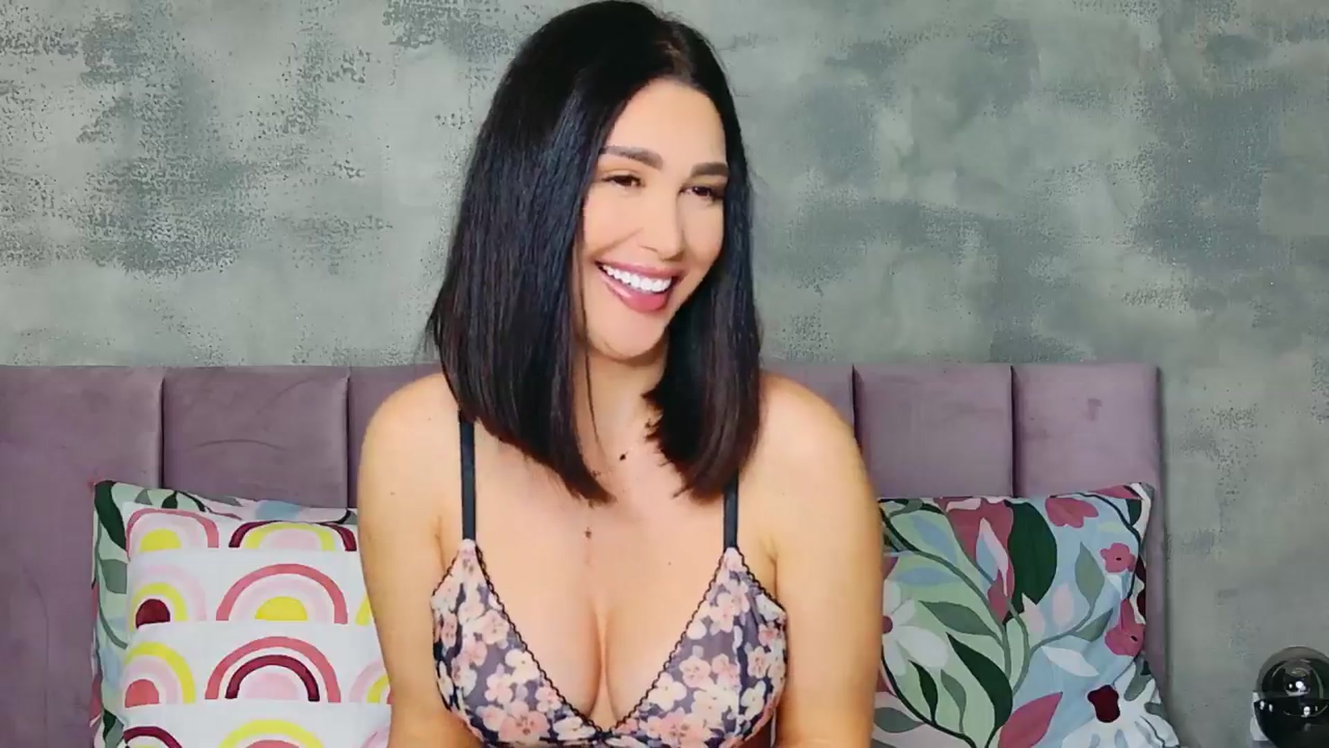 Gallery image thumbnail from AllisonDesire's myfreecams stream on, 11/10/2024, 20:39 image 19 of 20