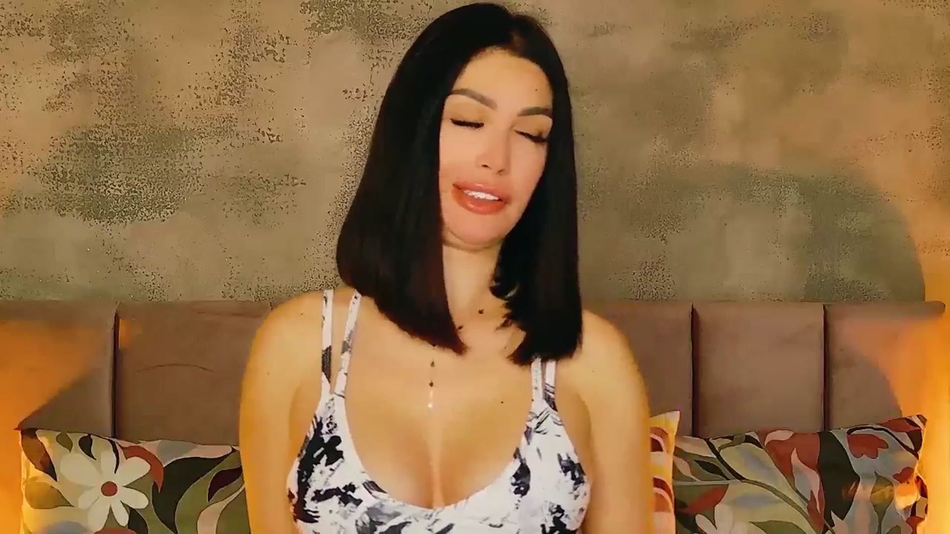Gallery image thumbnail from AllisonDesire's myfreecams stream on, 11/24/2024, 19:36 image 15 of 20