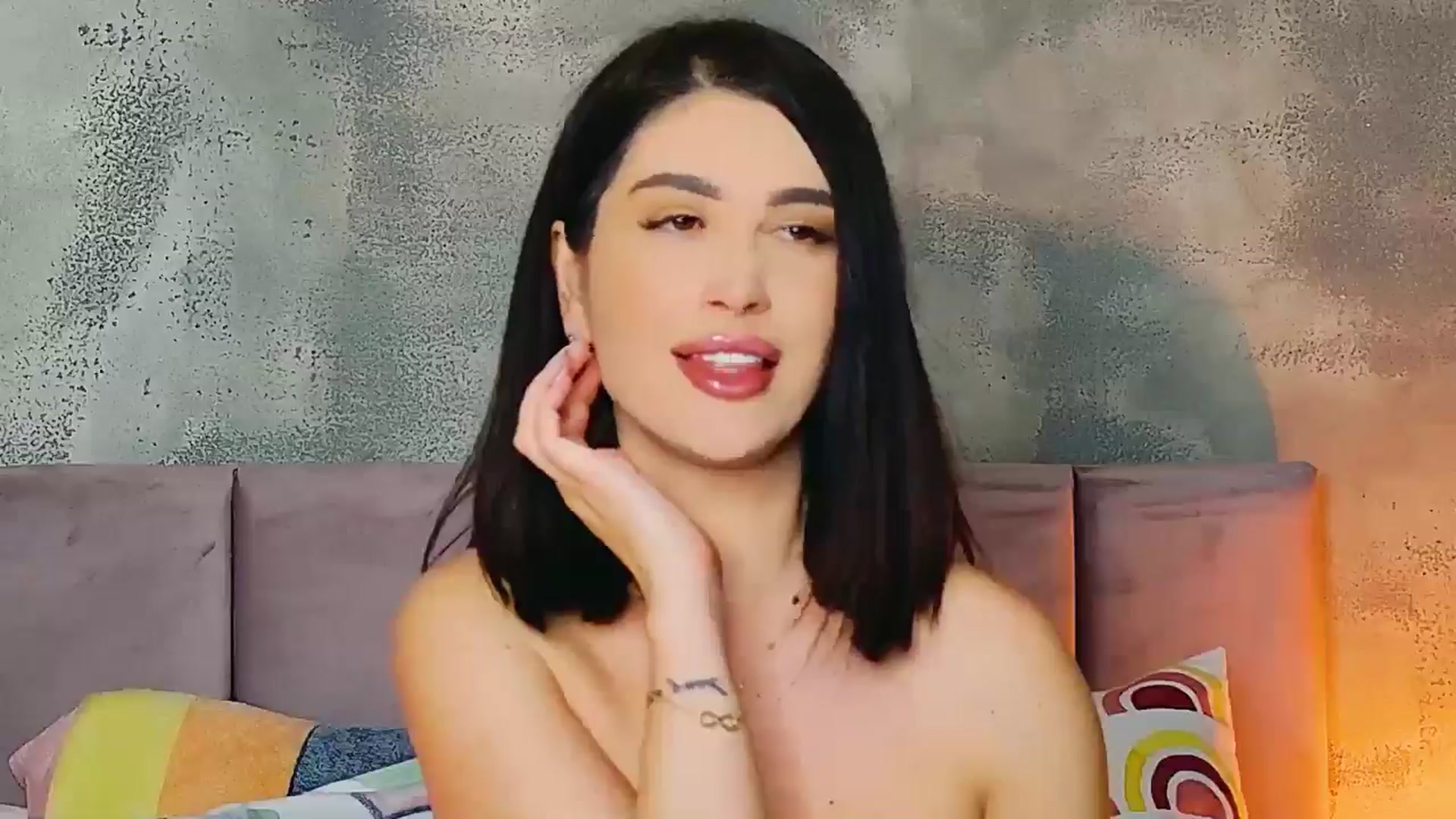Gallery image thumbnail from AllisonDesire's myfreecams stream on, 01/04/2025, 20:33 image 15 of 20