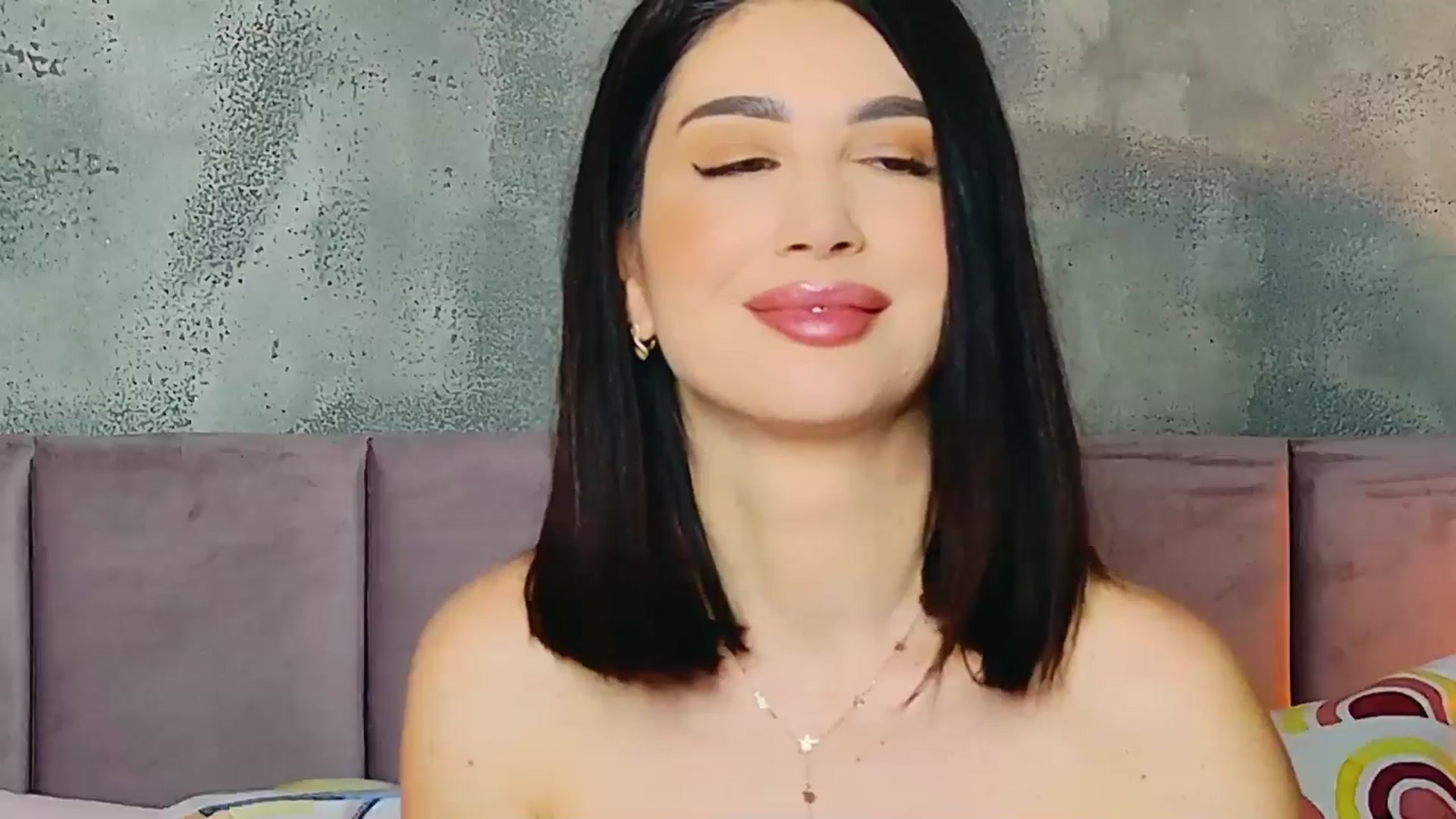 Gallery image thumbnail from AllisonDesire's myfreecams stream on, 01/05/2025, 22:04 image 4 of 20