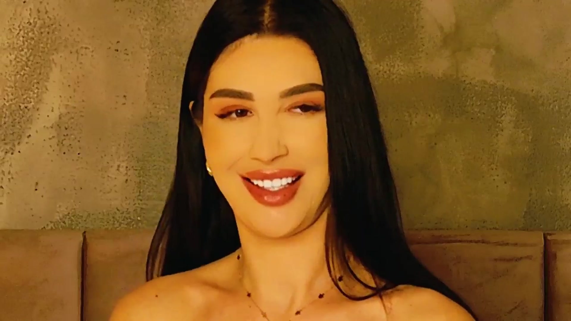 Gallery image thumbnail from AllisonDesire's myfreecams stream on, 01/24/2025, 20:03 image 2 of 20