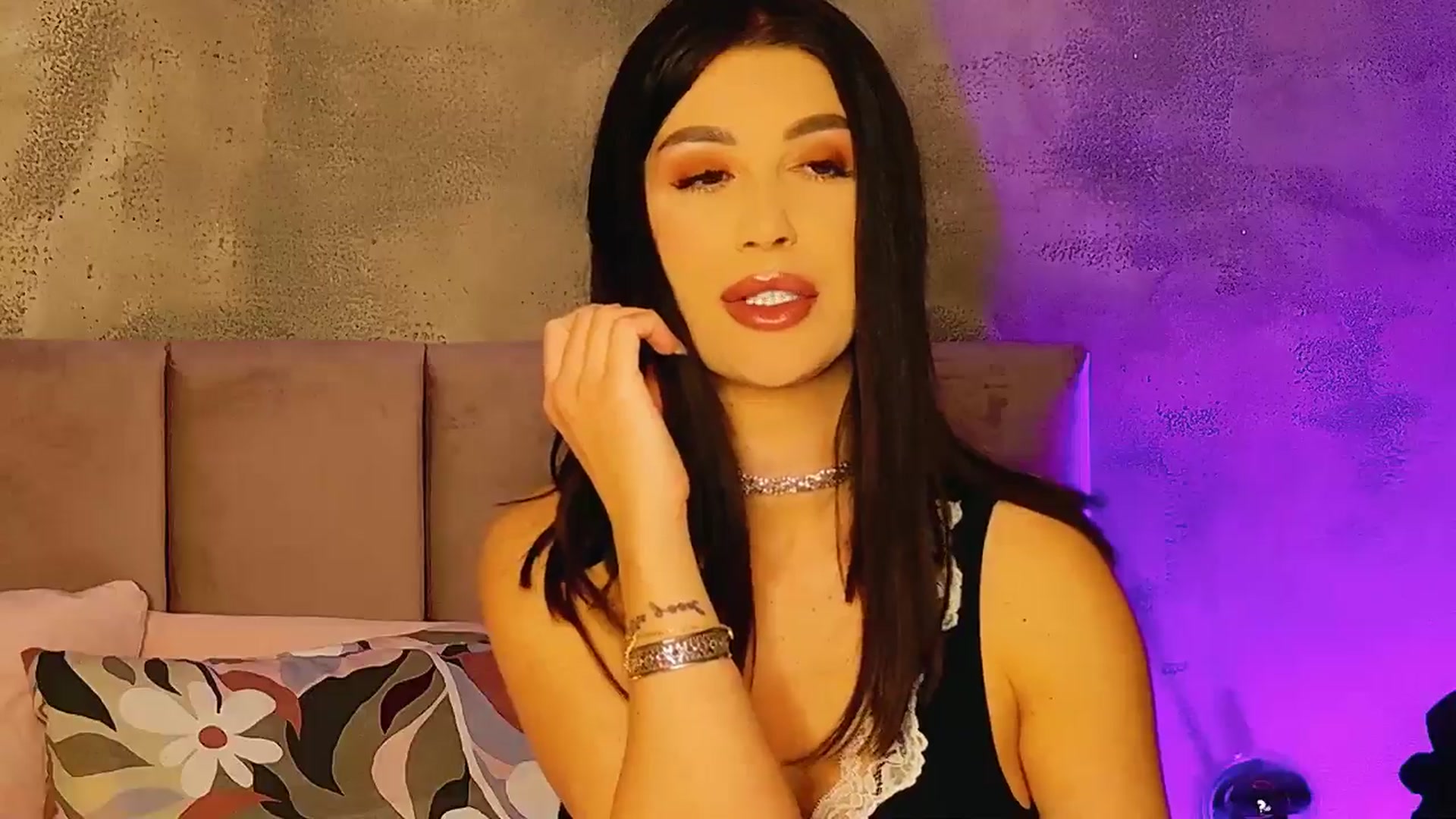 Gallery image thumbnail from AllisonDesire's myfreecams stream on, 02/25/2025, 21:32 image 17 of 20