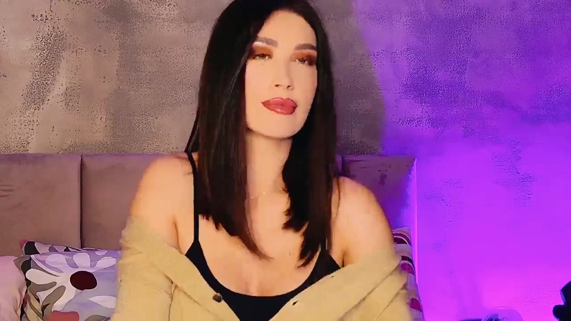 Gallery image thumbnail from AllisonDesire's myfreecams stream on, 03/13/2025, 18:11 image 6 of 20