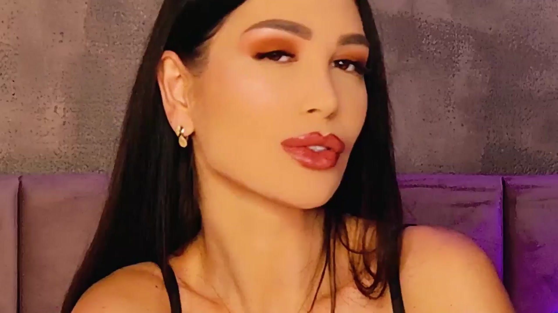 Gallery image thumbnail from AllisonDesire's myfreecams stream on, 03/19/2025, 19:49 image 10 of 20