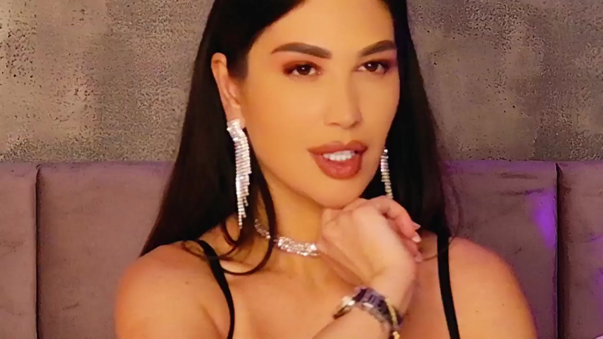 Gallery image thumbnail from AllisonDesire's myfreecams stream on, 04/17/2025, 20:30 image 1 of 20