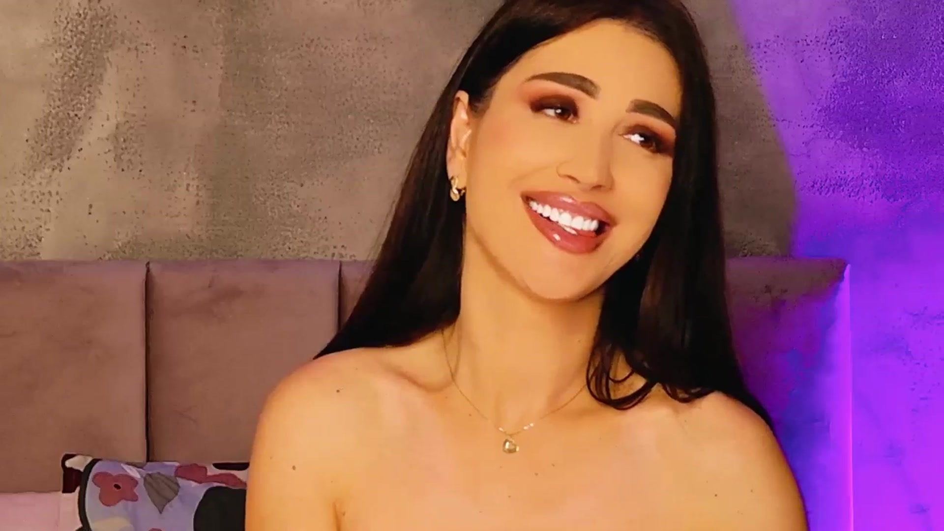 Gallery image thumbnail from AllisonDesire's myfreecams stream on, 04/19/2025, 19:35 image 16 of 20