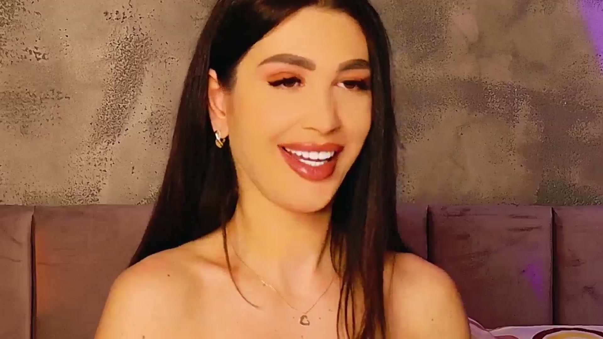 Gallery image thumbnail from AllisonDesire's myfreecams stream on, 04/26/2025, 20:29 image 15 of 20