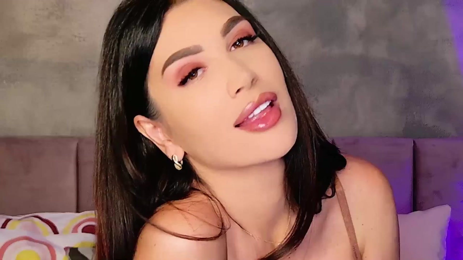 Gallery image thumbnail from AllisonDesire's myfreecams stream on, 08/06/2025, 16:21 image 13 of 20
