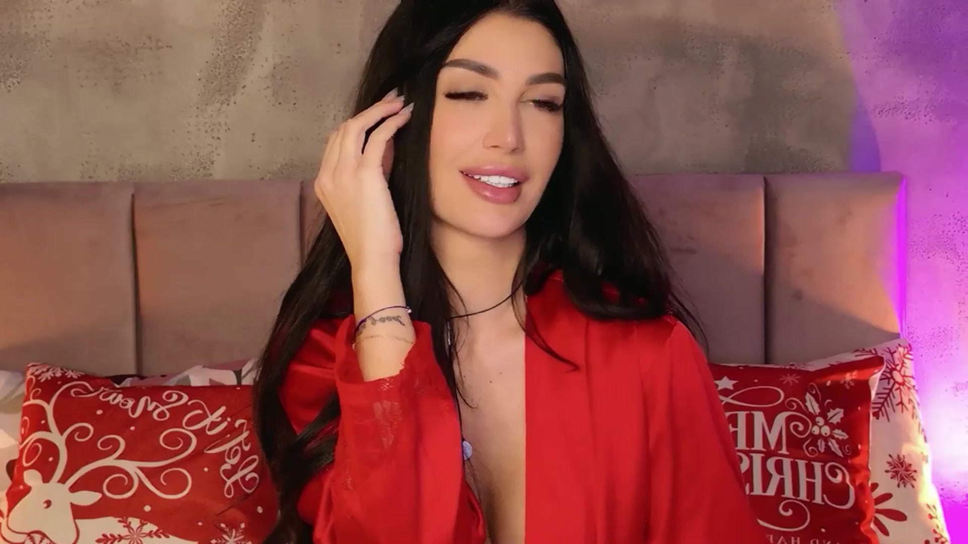 Gallery image thumbnail from AllisonDesire's myfreecams stream on, 12/18/2025, 18:53 image 18 of 20