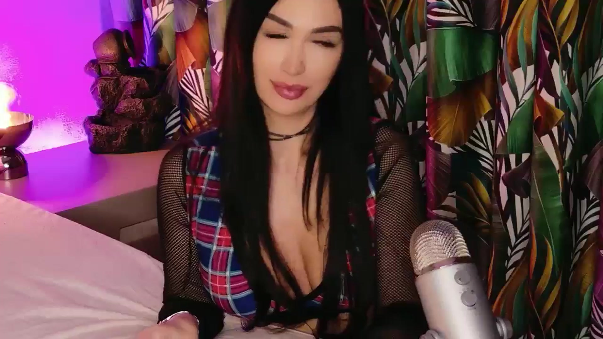 Gallery image thumbnail from AllisonDesire's myfreecams stream on, 01/06/2026, 18:39 image 6 of 20