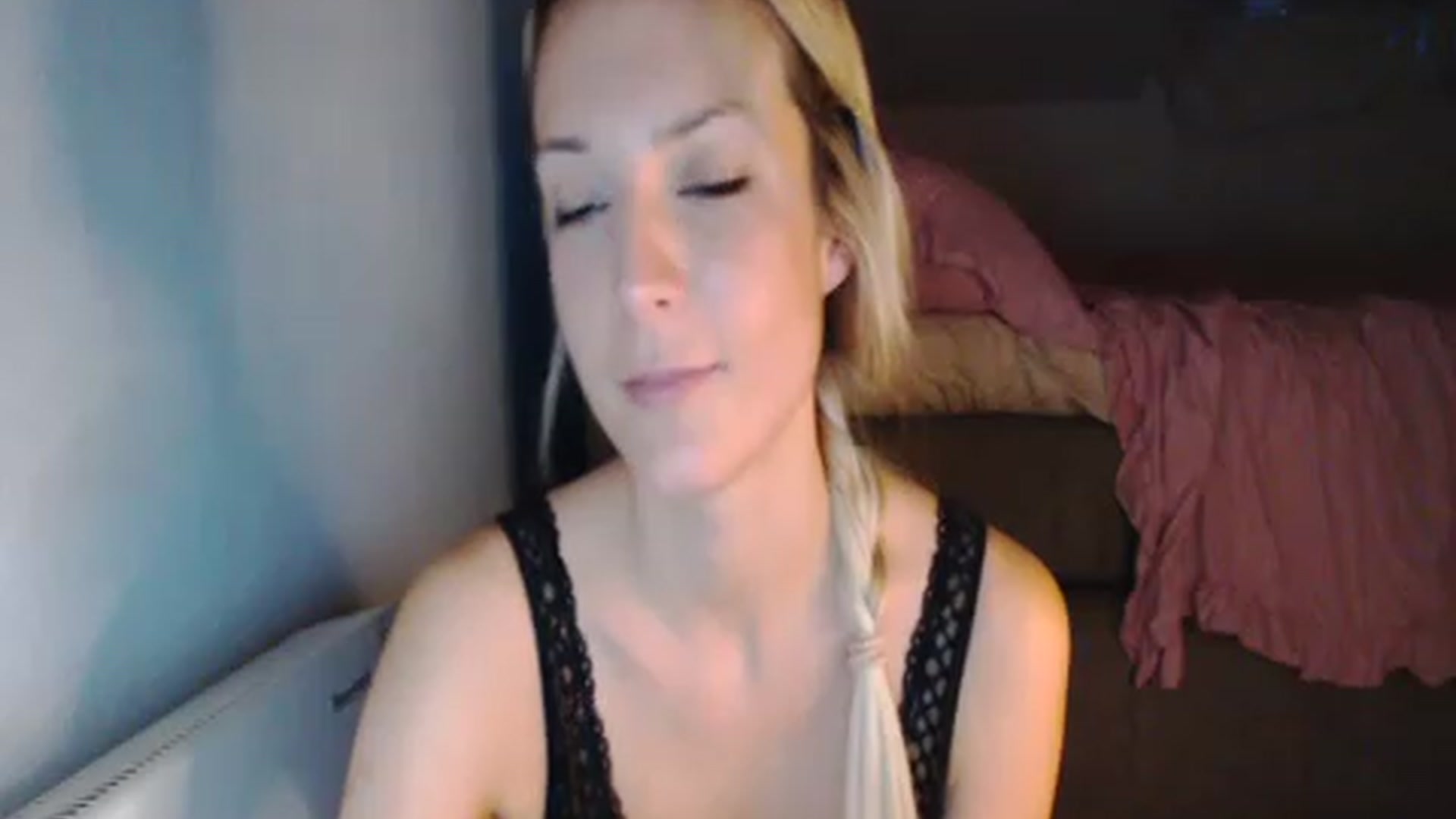Gallery image thumbnail from AllleeS's myfreecams stream on, 11/15/2022, 15:39 image 12 of 20