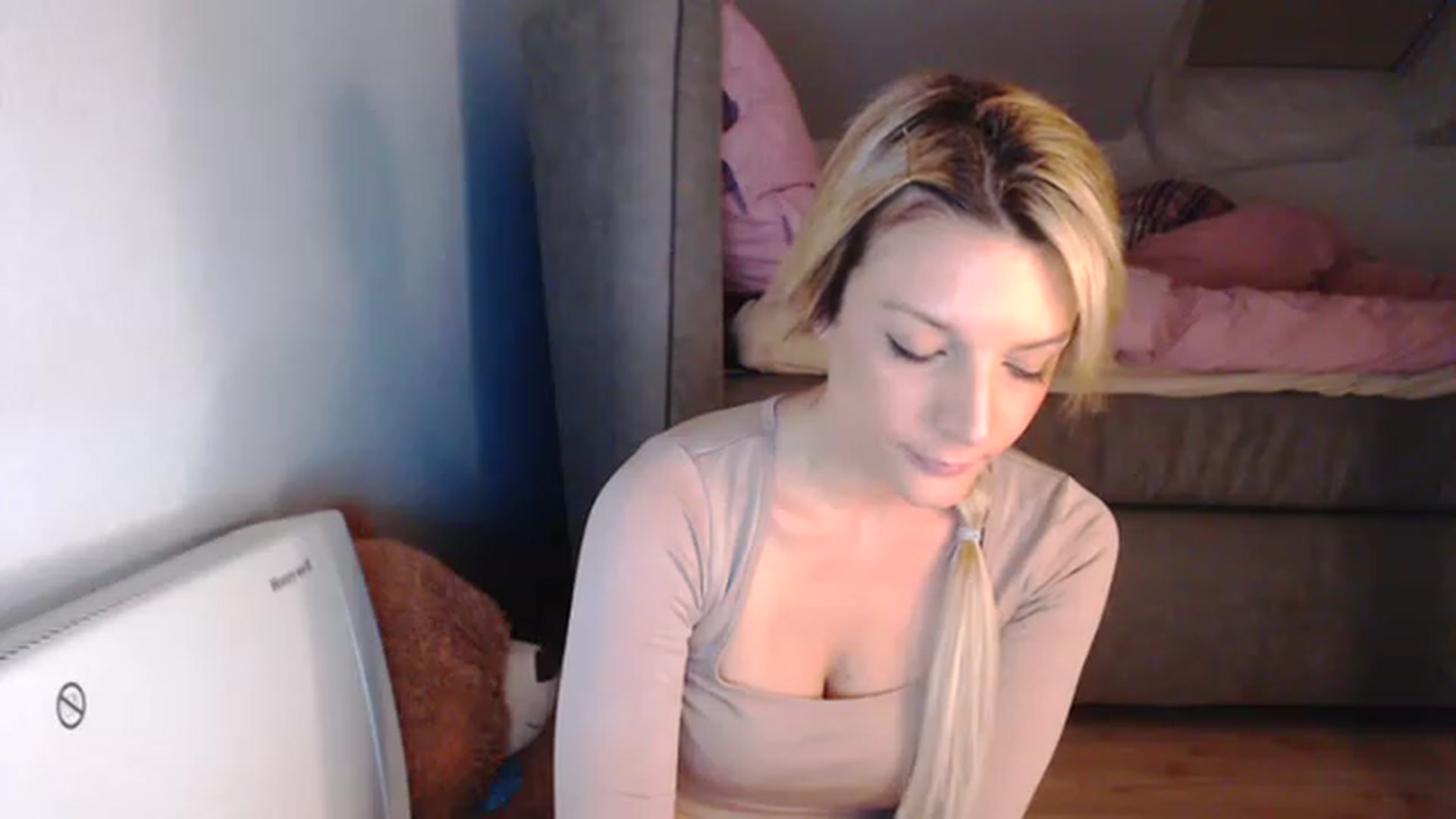 Gallery image thumbnail from AllleeS's myfreecams stream on, 12/07/2022, 15:51 image 12 of 20
