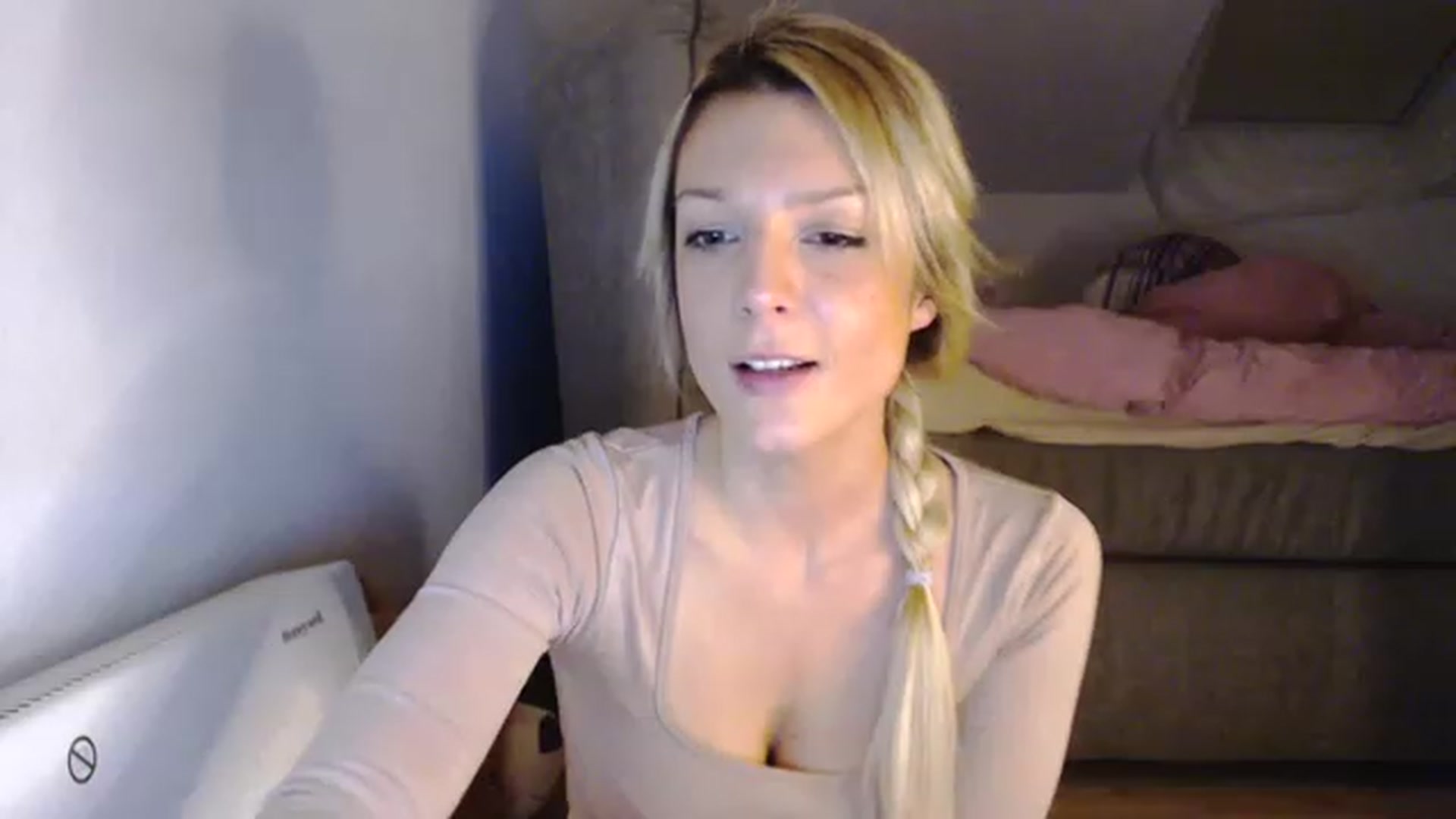 Gallery image thumbnail from AllleeS's myfreecams stream on, 12/07/2022, 15:51 image 17 of 20