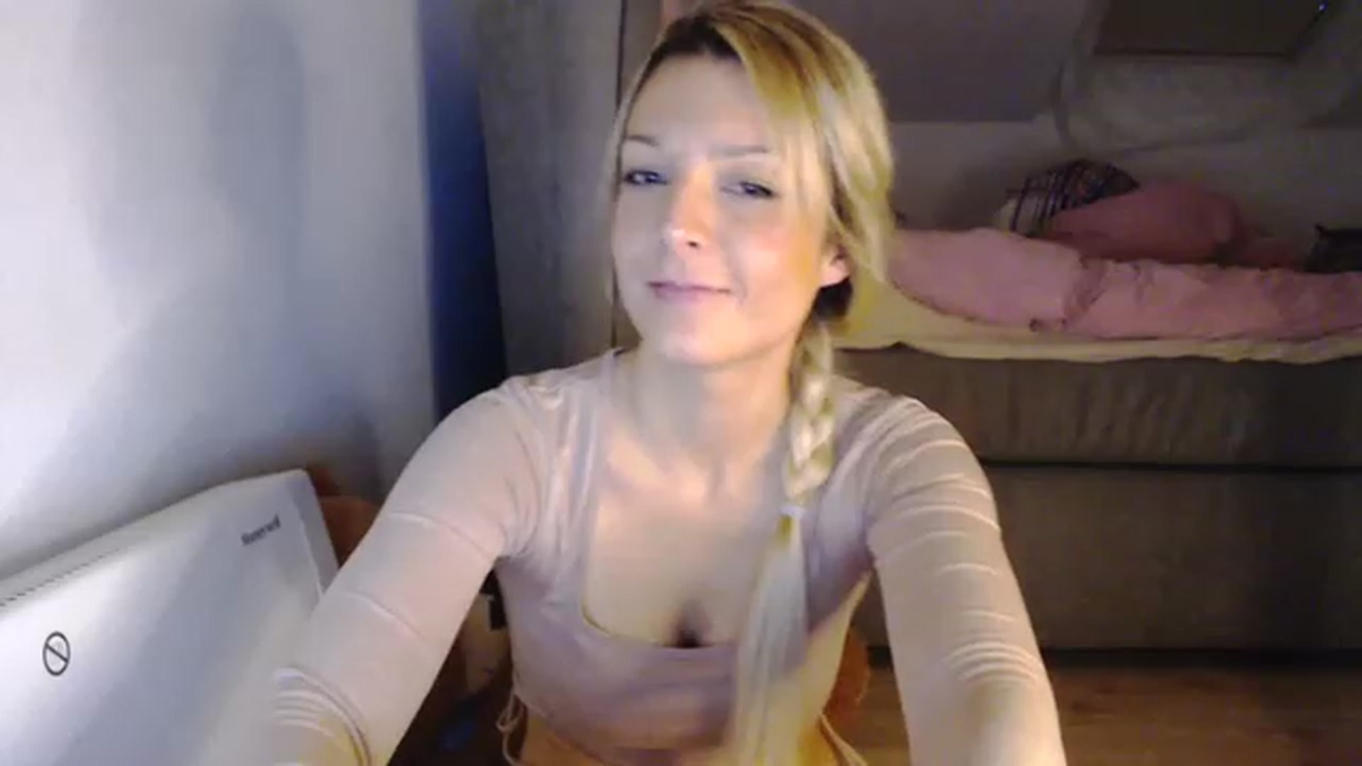 Gallery image thumbnail from AllleeS's myfreecams stream on, 12/07/2022, 15:51 image 4 of 20