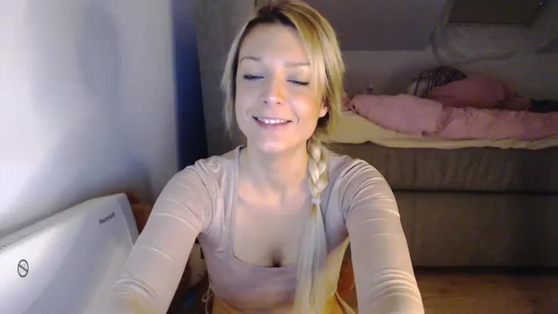 Gallery image thumbnail from AllleeS's myfreecams stream on, 12/07/2022, 15:51 image 6 of 20