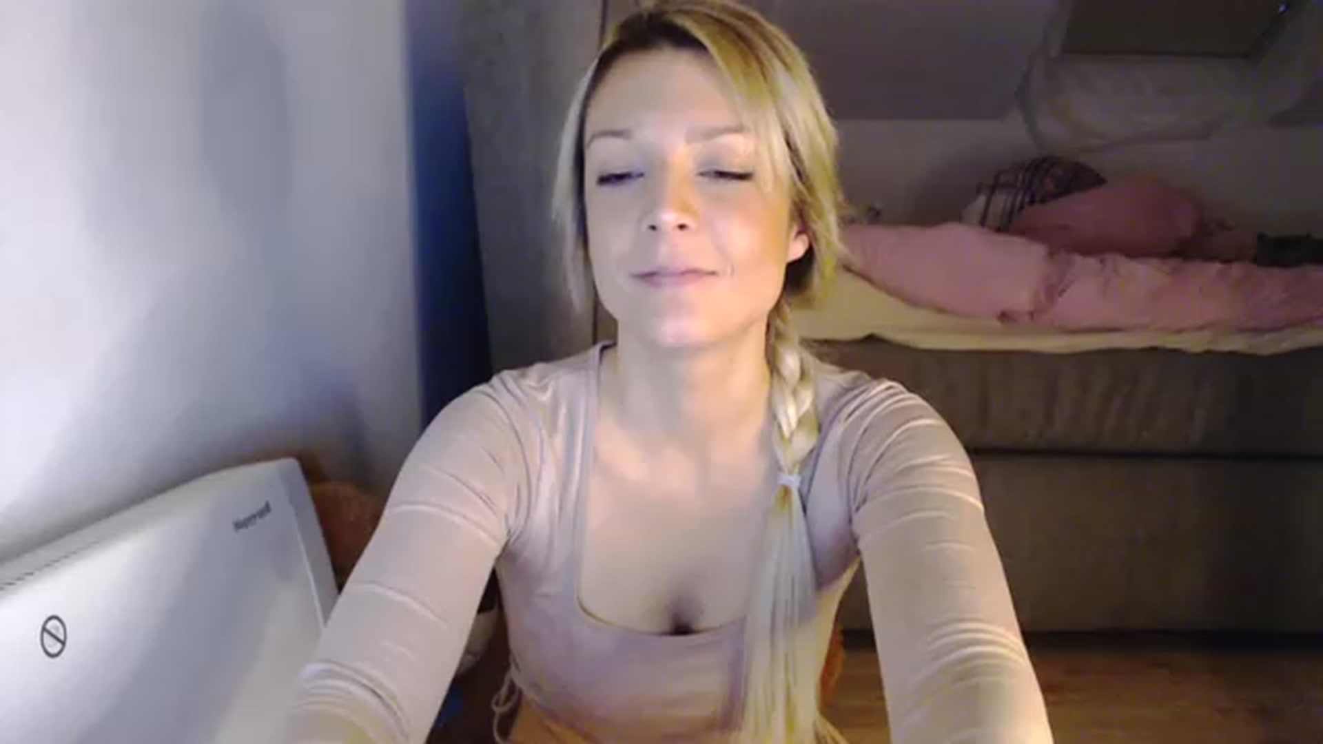 Gallery image thumbnail from AllleeS's myfreecams stream on, 12/07/2022, 15:51 image 5 of 20
