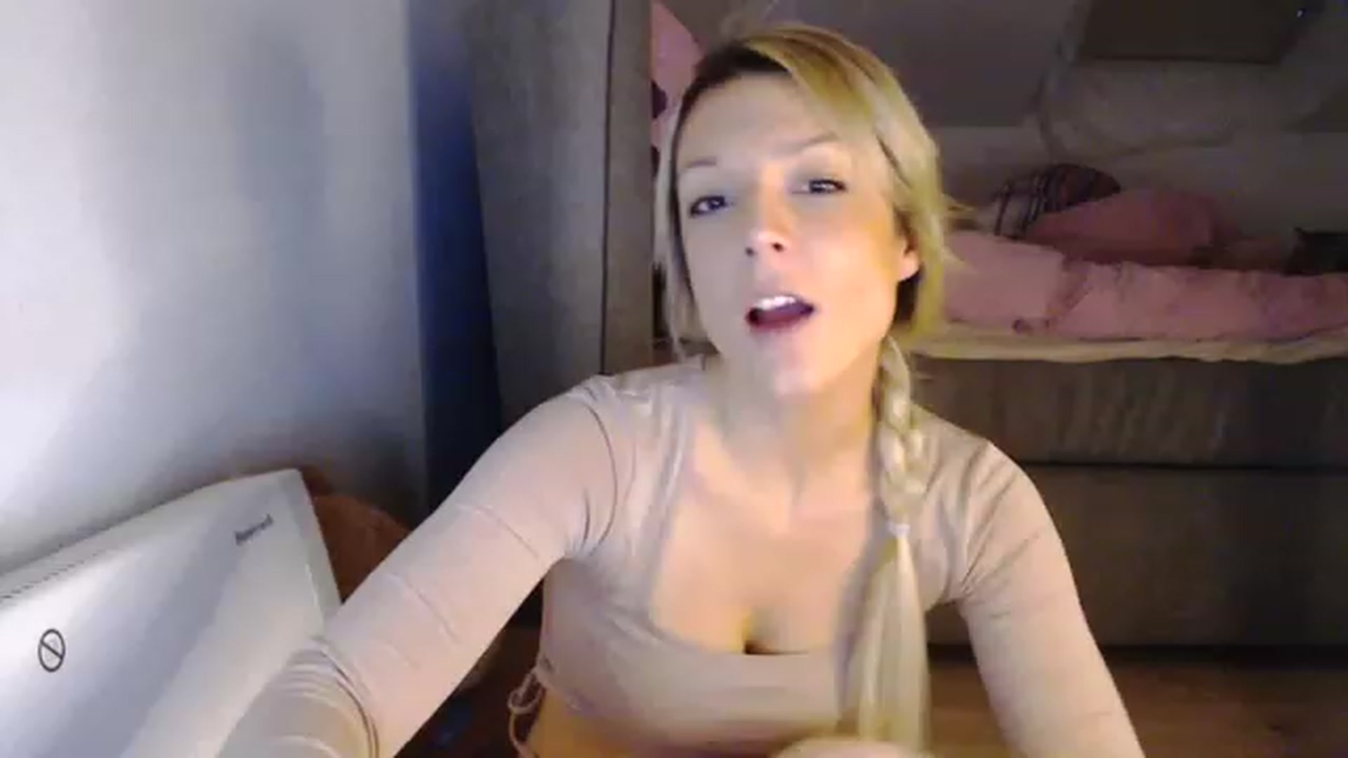 Gallery image thumbnail from AllleeS's myfreecams stream on, 12/07/2022, 15:51 image 3 of 20