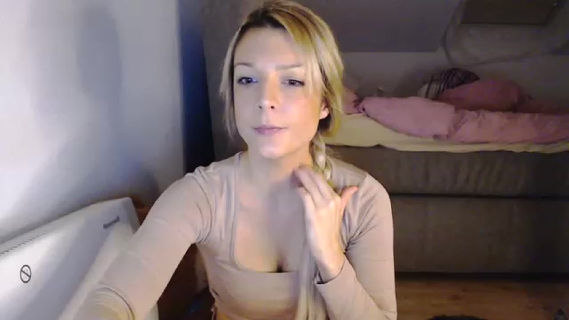 Gallery image thumbnail from AllleeS's myfreecams stream on, 12/07/2022, 15:51 image 9 of 20