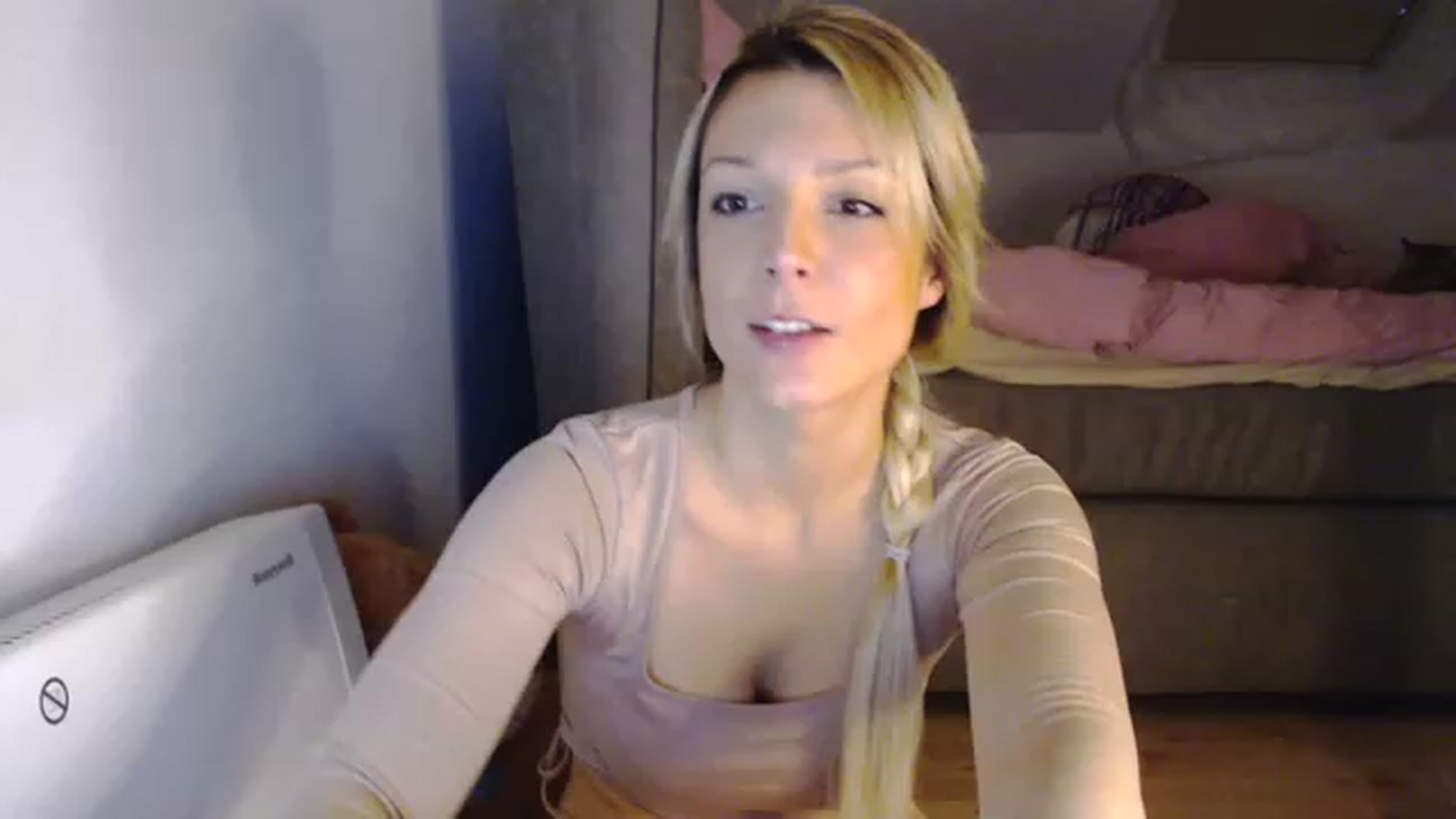 Gallery image thumbnail from AllleeS's myfreecams stream on, 12/07/2022, 15:51 image 2 of 20