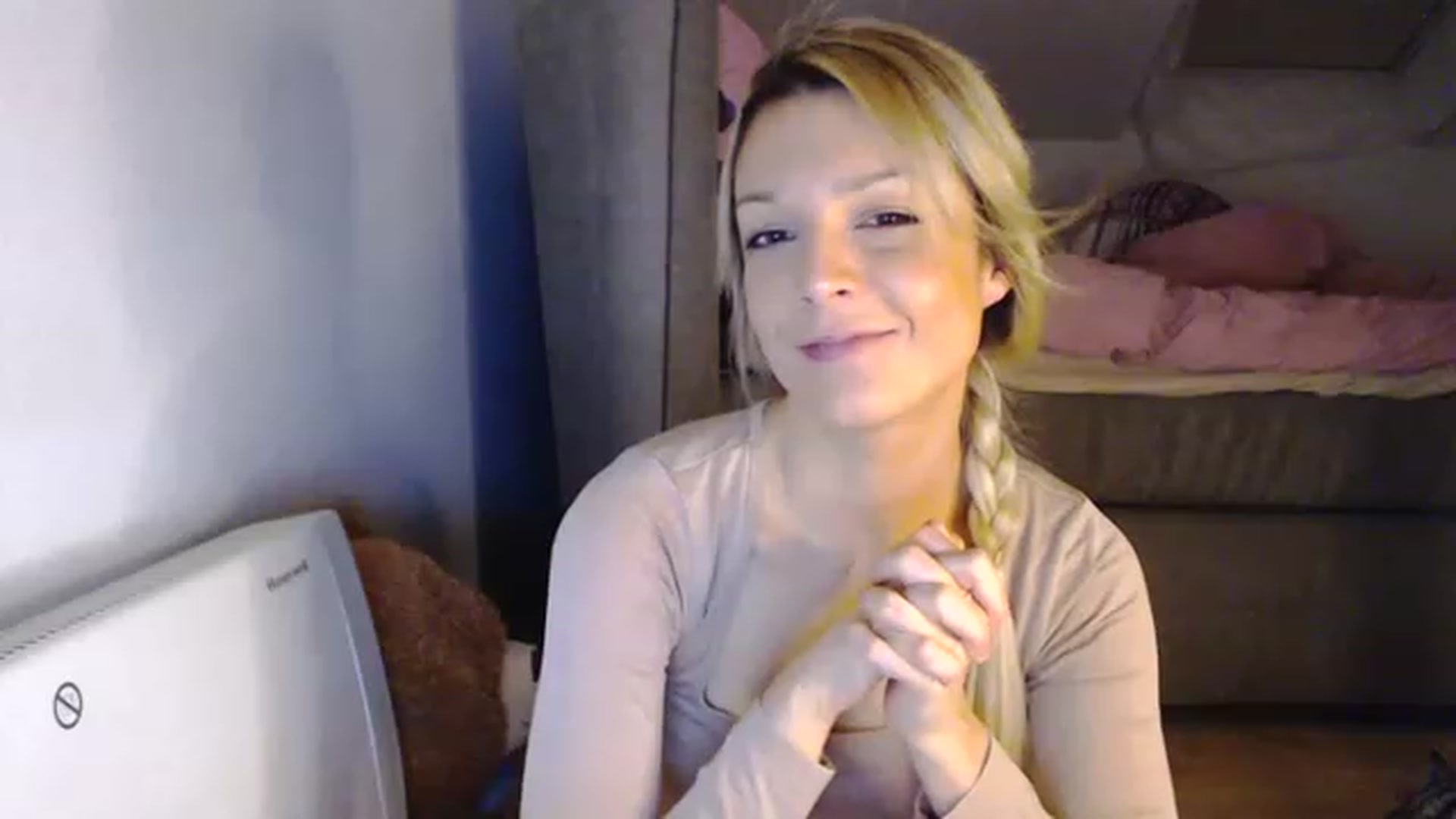 Gallery image thumbnail from AllleeS's myfreecams stream on, 12/07/2022, 15:51 image 11 of 20