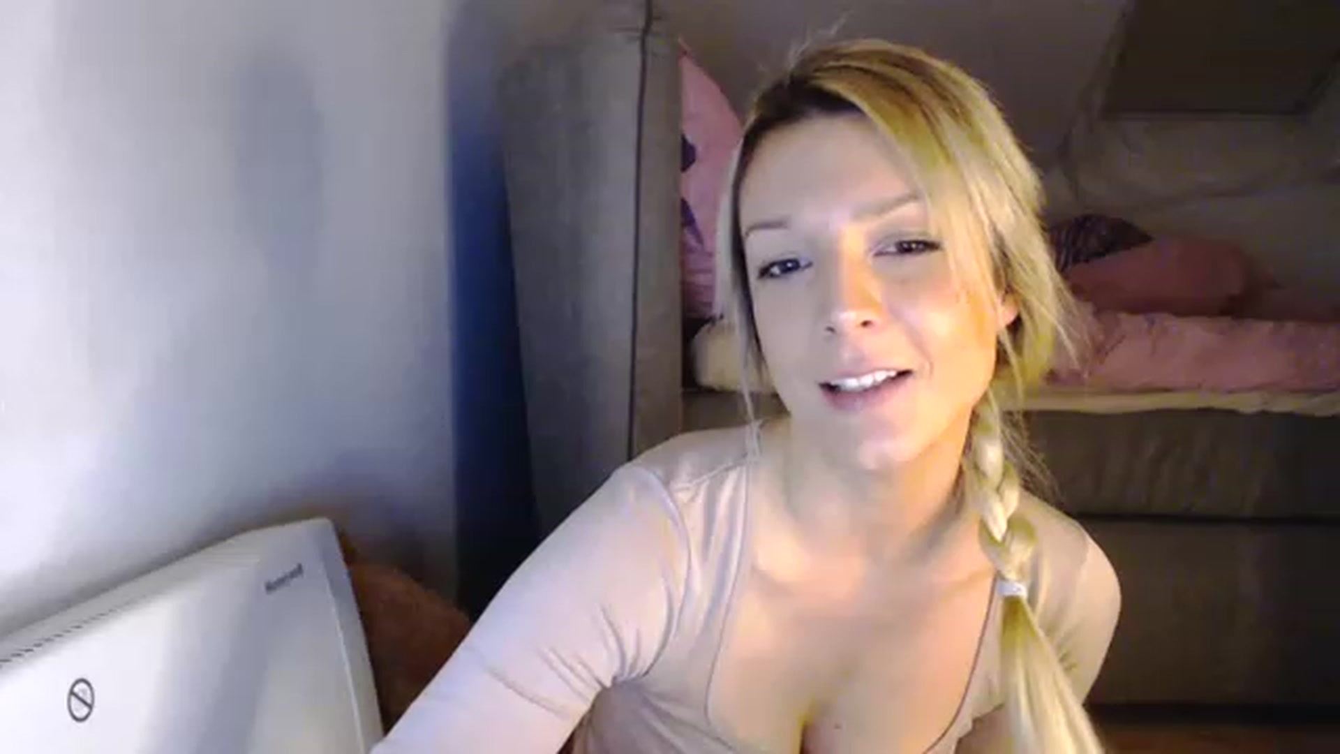 Gallery image thumbnail from AllleeS's myfreecams stream on, 12/07/2022, 15:51 image 20 of 20