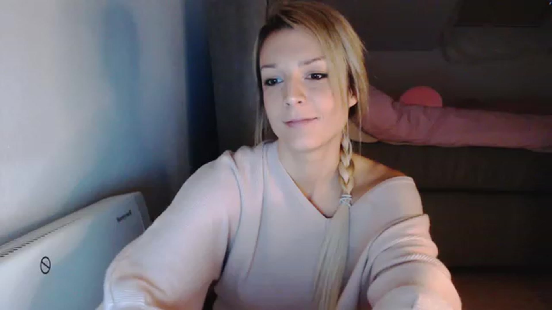 Gallery image thumbnail from AllleeS's myfreecams stream on, 12/08/2022, 15:23 image 16 of 20